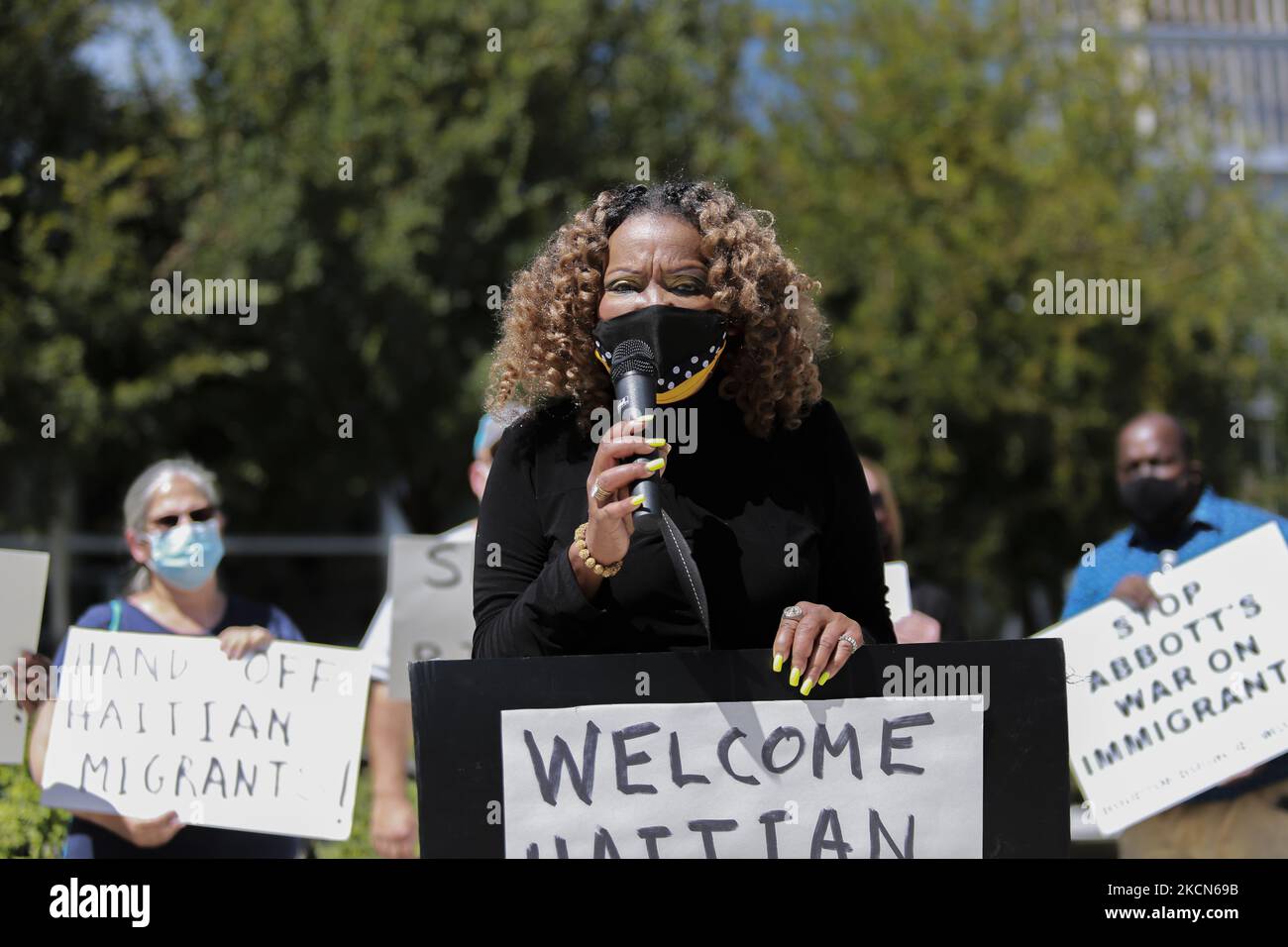 Un démonstrateur scanne l'opposition à la déportation massive des migrants haïtiens, devant le bâtiment fédéral de Leland à Houston, Texas, mercredi, 22 septembre 2021. (Photo de Reginald Mathalone/NurPhoto) Banque D'Images