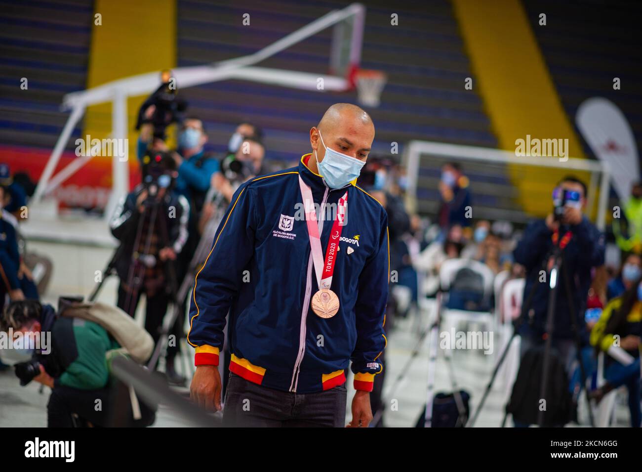 Diego Dueñas, médaillé de bronze paracyclique lors d'un événement de bienvenue aux athlètes paralympiques de Colombie qui ont participé aux Jeux paralympiques de Tokyo 2020+1, à Bogota, en Colombie, sur 21 septembre 2021. (Photo par Sebastian Barros/NurPhoto) Banque D'Images