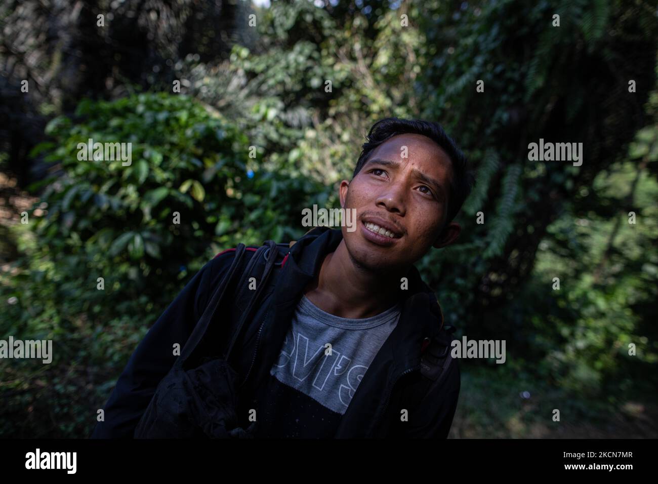 ZAELANI (22 ans) est un guide qui travaille sur le site de la chute d'eau Leuwi Hejo. Depuis que la pandémie COVID-19 a diminué en Indonésie, les sites touristiques ont rouvert leurs portes au public. Maintenant ZAELANI a commencé à travailler normalement après une longue période sans aucun revenu de son travail comme guide et porteur. Sur 22 septembre 2021 à Sentul, Bogor, Java Ouest, Indonésie. (Photo par Donal Husni/NurPhoto) Banque D'Images