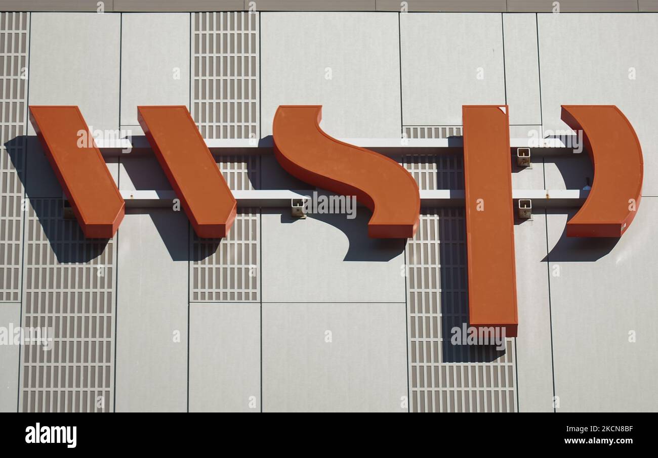 Logo de WSP, une société canadienne de racines américaines et britanniques, qui fournit des services de gestion et de conseil à l'environnement bâti et naturel. Le jeudi 23 septembre 2021, à Edmonton, Alberta, Canada. (Photo par Artur Widak/NurPhoto) Banque D'Images