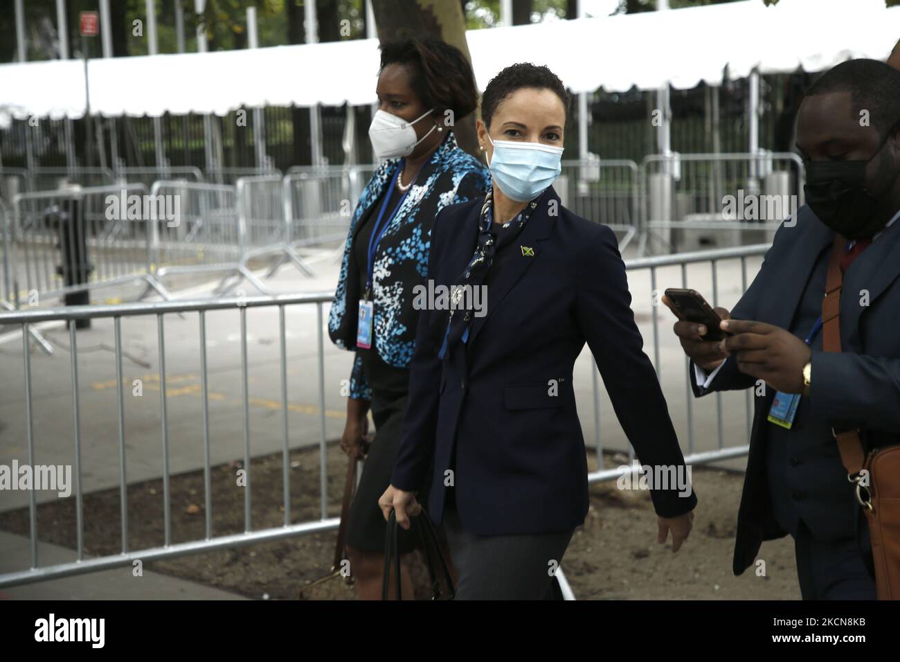 Le ministre des Affaires étrangères et du Commerce de la Jamaïque, Kamina Johnson Smith, est vu à l'extérieur des Nations Unies lors de l'Assemblée générale de 76 sur 23 septembre 2021 à New York, aux États-Unis. L'Assemblée générale des Nations Unies (AGNU) est la principale entité politique de l'Organisation et constitue un forum de discussion pour toutes les questions internationales couvertes par la Charte des Nations Unies. Chacun des 193 États membres de l'Organisation des Nations Unies dispose d'un vote égal. (Photo de John Lamparski/NurPhoto) Banque D'Images