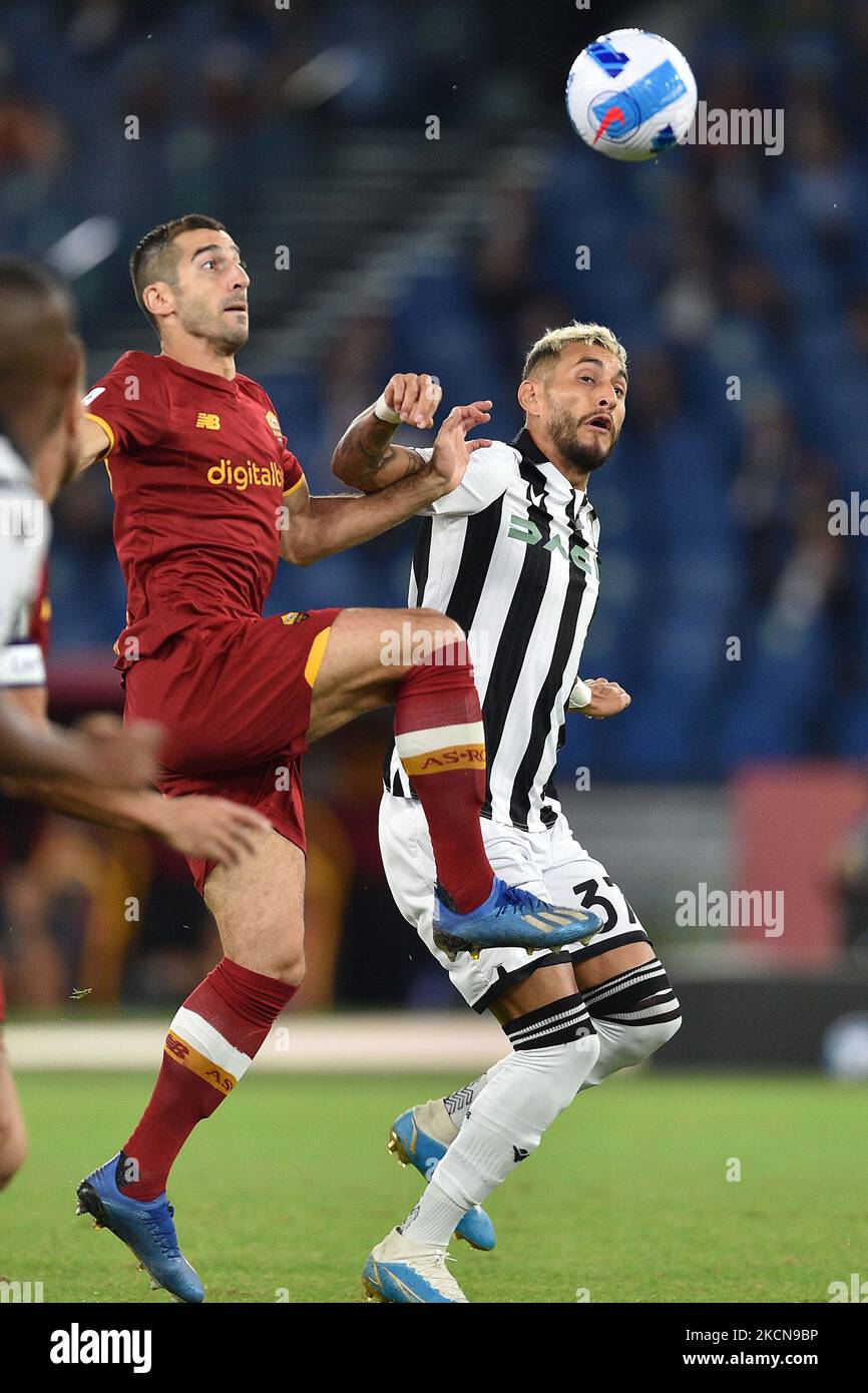 ROME, ITALIE - 23 septembre : Henrikh Mkhitarian (C) d'AS Roma en action contre Roberto Pereyra (R) d'Udinese pendant la série Un match de football entre AS Roma et Udinese au Stadio Olimpico sur 23 septembre,2021 à Rome Italie (photo de Claudio Pasquazi/LiveMedia/NurPhoto) Banque D'Images