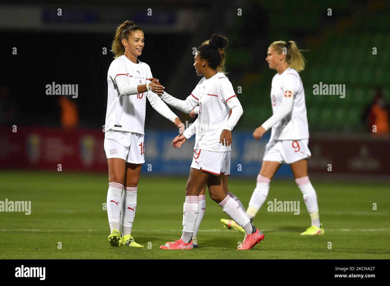 Stefanie de Alem et Sally Julini lors de la coupe du monde des femmes de la FIFA 2023, partie de qualification, entre la Moldavie et la Suisse, ont joué sur le stade Zimbru, à Chisinau, en Moldavie, le mardi 21 septembre 2021. (Photo par Alex Nicodim/NurPhoto) Banque D'Images