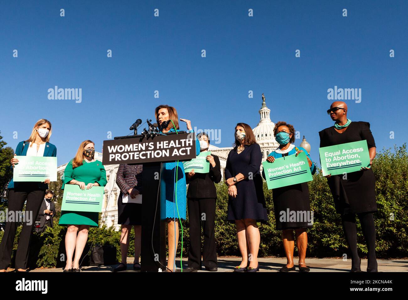 La Présidente de la Chambre Nancy Pelosi (D-CA) prend la parole lors d'une conférence de presse avant le vote de la Chambre des représentants sur la Loi sur la protection de la santé des femmes. La légillance établit une garantie fédérale du droit de demander un avortement. Il codifierait effectivement la décision Roe c. Wade de la Cour suprême de 1973 selon laquelle les femmes ont droit à l'accès à l'avortement, ce qui éviterait l'inversion largement attendue de cette décision dans une affaire à venir impliquant des limites à l'avortement dans l'État de Missisppi. De gauche à droite : Congresswomen Lori Trahan (D-ma), Lizzie Fletcher (D-TX), Sylvia Garcia (D-TX), Nancy Pelosi (D-CA Banque D'Images