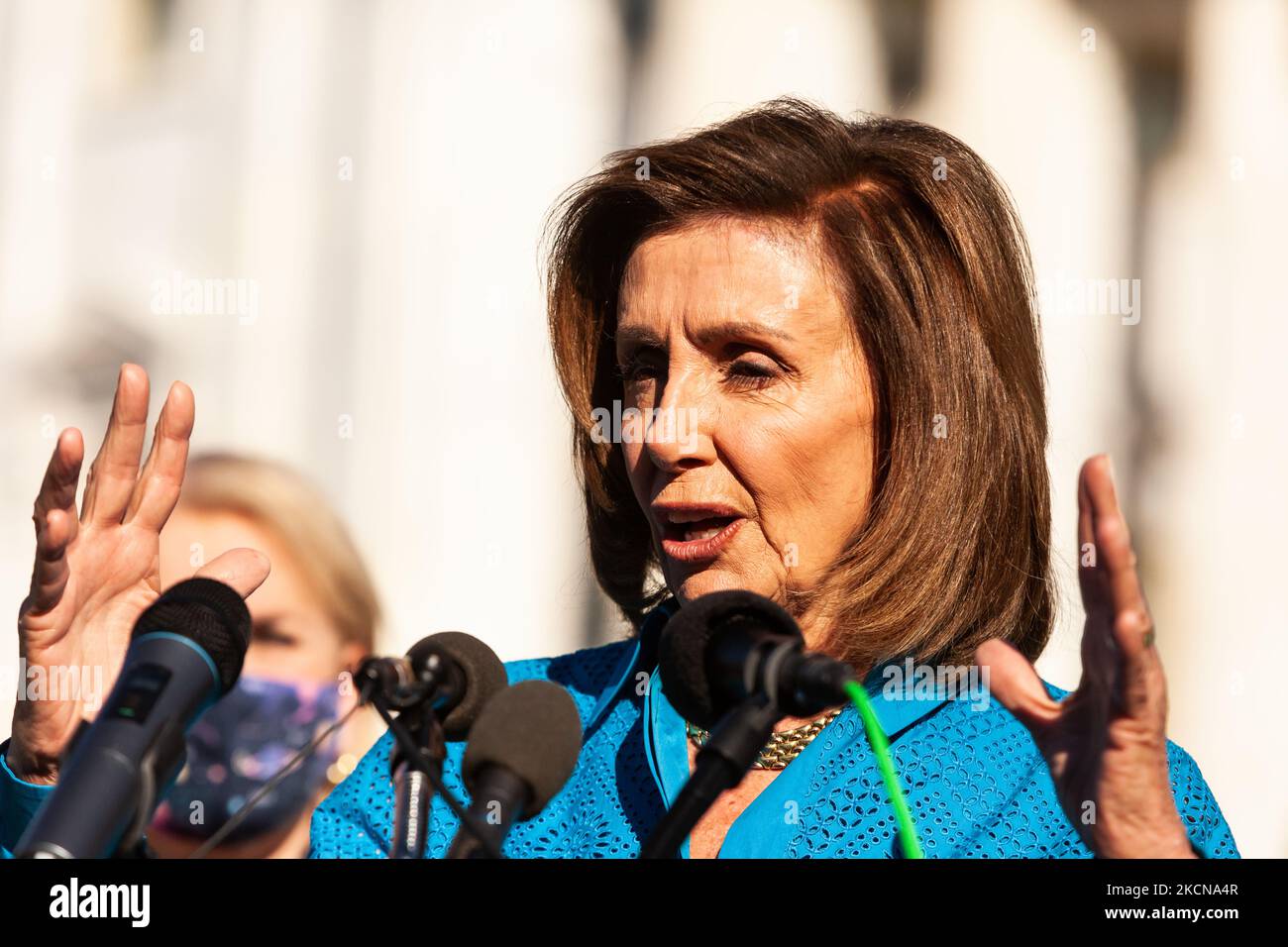 La Présidente de la Chambre Nancy Pelosi (D-CA) prend la parole lors d'une conférence de presse avant le vote de la Chambre des représentants sur la Loi sur la protection de la santé des femmes. La légillance établit une garantie fédérale du droit de demander un avortement. Il codifierait effectivement la décision Roe c. Wade de la Cour suprême de 1973 selon laquelle les femmes ont droit à l'accès à l'avortement, ce qui éviterait l'inversion largement attendue de cette décision dans une affaire à venir impliquant des limites à l'avortement dans l'État de Missisppi. (Photo d'Allison Bailey/NurPhoto) Banque D'Images La Présidente de la Chambre Nancy Pelosi (D-CA) prend la parole lors d'une conférence de presse avant le vote de la Chambre des représentants sur la Loi sur la protection de la santé des femmes. La légillance établit une garantie fédérale du droit de demander un avortement. Il codifierait effectivement la décision Roe c. Wade de la Cour suprême de 1973 selon laquelle les femmes ont droit à l'accès à l'avortement, ce qui éviterait l'inversion largement attendue de cette décision dans une affaire à venir impliquant des limites à l'avortement dans l'État de Missisppi. (Photo d'Allison Bailey/NurPhoto) Banque D'Images