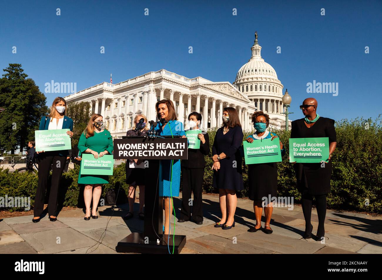 La Présidente de la Chambre Nancy Pelosi (D-CA) prend la parole lors d'une conférence de presse avant le vote de la Chambre des représentants sur la Loi sur la protection de la santé des femmes. La légillance établit une garantie fédérale du droit de demander un avortement. Il codifierait effectivement la décision Roe c. Wade de la Cour suprême de 1973 selon laquelle les femmes ont droit à l'accès à l'avortement, ce qui éviterait l'inversion largement attendue de cette décision dans une affaire à venir impliquant des limites à l'avortement dans l'État de Missisppi. De gauche à droite : Congresswomen Lori Trahan (D-ma), Lizzie Fletcher (D-TX), Sylvia Garcia (D-TX), Nancy Pelosi (D-CA Banque D'Images La Présidente de la Chambre Nancy Pelosi (D-CA) prend la parole lors d'une conférence de presse avant le vote de la Chambre des représentants sur la Loi sur la protection de la santé des femmes. La légillance établit une garantie fédérale du droit de demander un avortement. Il codifierait effectivement la décision Roe c. Wade de la Cour suprême de 1973 selon laquelle les femmes ont droit à l'accès à l'avortement, ce qui éviterait l'inversion largement attendue de cette décision dans une affaire à venir impliquant des limites à l'avortement dans l'État de Missisppi. De gauche à droite : Congresswomen Lori Trahan (D-ma), Lizzie Fletcher (D-TX), Sylvia Garcia (D-TX), Nancy Pelosi (D-CA Banque D'Images