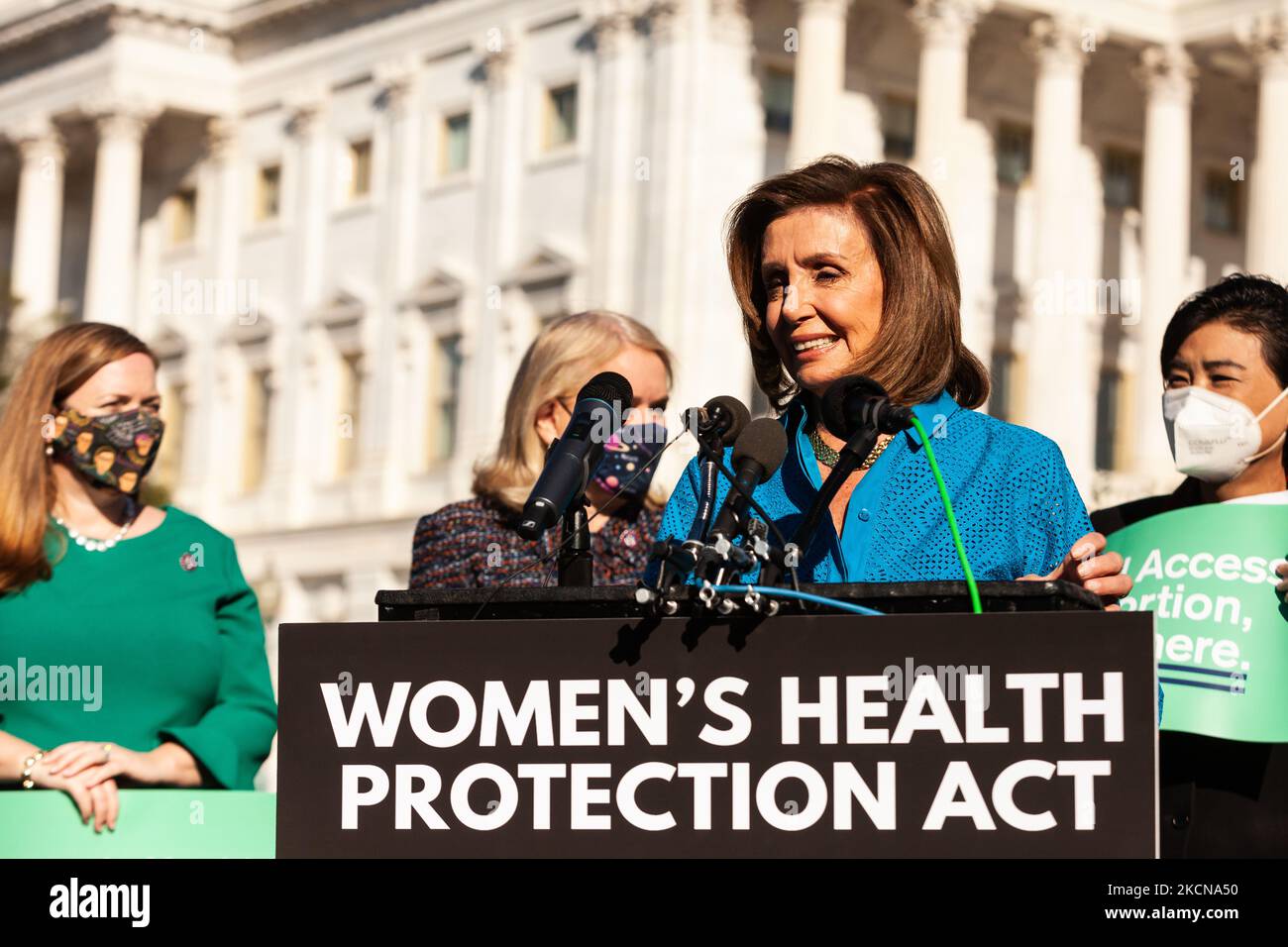 La Présidente de la Chambre Nancy Pelosi (D-CA) prend la parole lors d'une conférence de presse avant le vote de la Chambre des représentants sur la Loi sur la protection de la santé des femmes. La légillance établit une garantie fédérale du droit de demander un avortement. Il codifierait effectivement la décision Roe c. Wade de la Cour suprême de 1973 selon laquelle les femmes ont droit à l'accès à l'avortement, ce qui éviterait l'inversion largement attendue de cette décision dans une affaire à venir impliquant des limites à l'avortement dans l'État de Missisppi. (Photo d'Allison Bailey/NurPhoto) Banque D'Images La Présidente de la Chambre Nancy Pelosi (D-CA) prend la parole lors d'une conférence de presse avant le vote de la Chambre des représentants sur la Loi sur la protection de la santé des femmes. La légillance établit une garantie fédérale du droit de demander un avortement. Il codifierait effectivement la décision Roe c. Wade de la Cour suprême de 1973 selon laquelle les femmes ont droit à l'accès à l'avortement, ce qui éviterait l'inversion largement attendue de cette décision dans une affaire à venir impliquant des limites à l'avortement dans l'État de Missisppi. (Photo d'Allison Bailey/NurPhoto) Banque D'Images