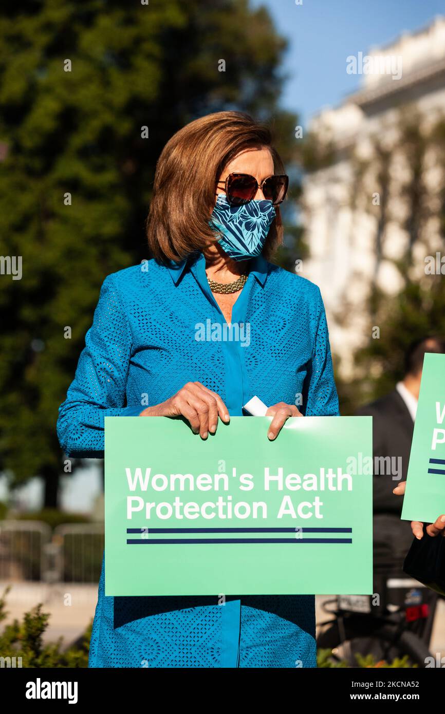 La Présidente de la Chambre Nancy Pelosi (D-CA) détient un panneau appuyant la Loi sur la protection de la santé des femmes lors d'une conférence de presse avant le vote de la Chambre des représentants sur l'APHO. La légillance établit une garantie fédérale du droit de demander un avortement. Il codifierait effectivement la décision Roe c. Wade de la Cour suprême de 1973 selon laquelle les femmes ont droit à l'accès à l'avortement, ce qui éviterait l'inversion largement attendue de cette décision dans une affaire à venir impliquant des limites à l'avortement dans l'État de Missisppi. (Photo d'Allison Bailey/NurPhoto) Banque D'Images La Présidente de la Chambre Nancy Pelosi (D-CA) détient un panneau appuyant la Loi sur la protection de la santé des femmes lors d'une conférence de presse avant le vote de la Chambre des représentants sur l'APHO. La légillance établit une garantie fédérale du droit de demander un avortement. Il codifierait effectivement la décision Roe c. Wade de la Cour suprême de 1973 selon laquelle les femmes ont droit à l'accès à l'avortement, ce qui éviterait l'inversion largement attendue de cette décision dans une affaire à venir impliquant des limites à l'avortement dans l'État de Missisppi. (Photo d'Allison Bailey/NurPhoto) Banque D'Images