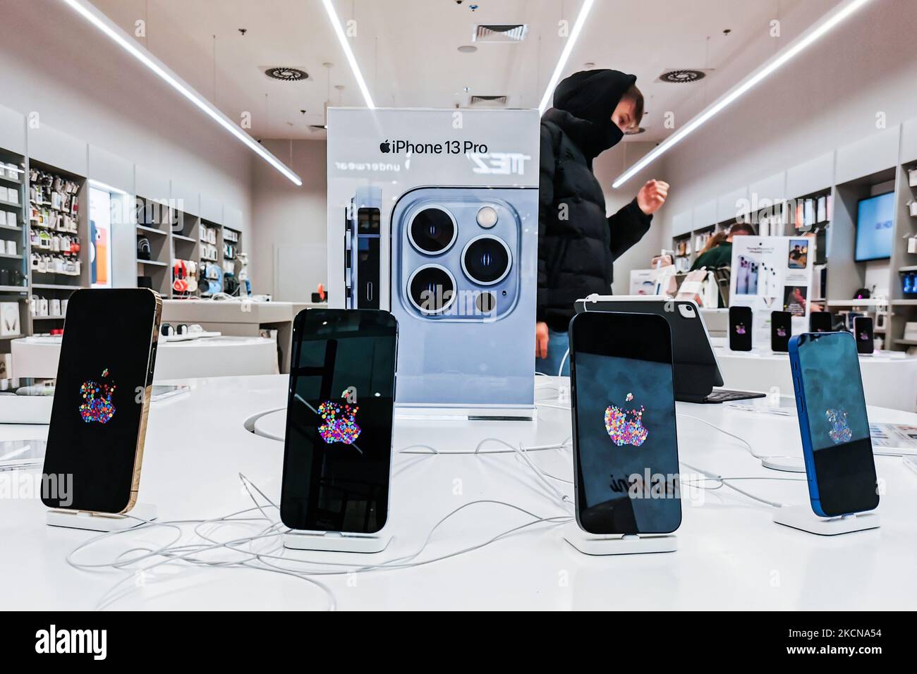 Les iPhones 13 Pro sont vus dans le magasin iSpot à l'intérieur du centre commercial Bonarka à Cracovie, en Pologne, sur 24 septembre 2021. Le lancement mondial de l'iPhone 13 a eu lieu aujourd'hui aux côtés de l'iPhone 13 Mini, de l'iPhone 13 Pro et de l'iPhone 13 Pro Max. (Photo de Beata Zawrzel/NurPhoto) Banque D'Images