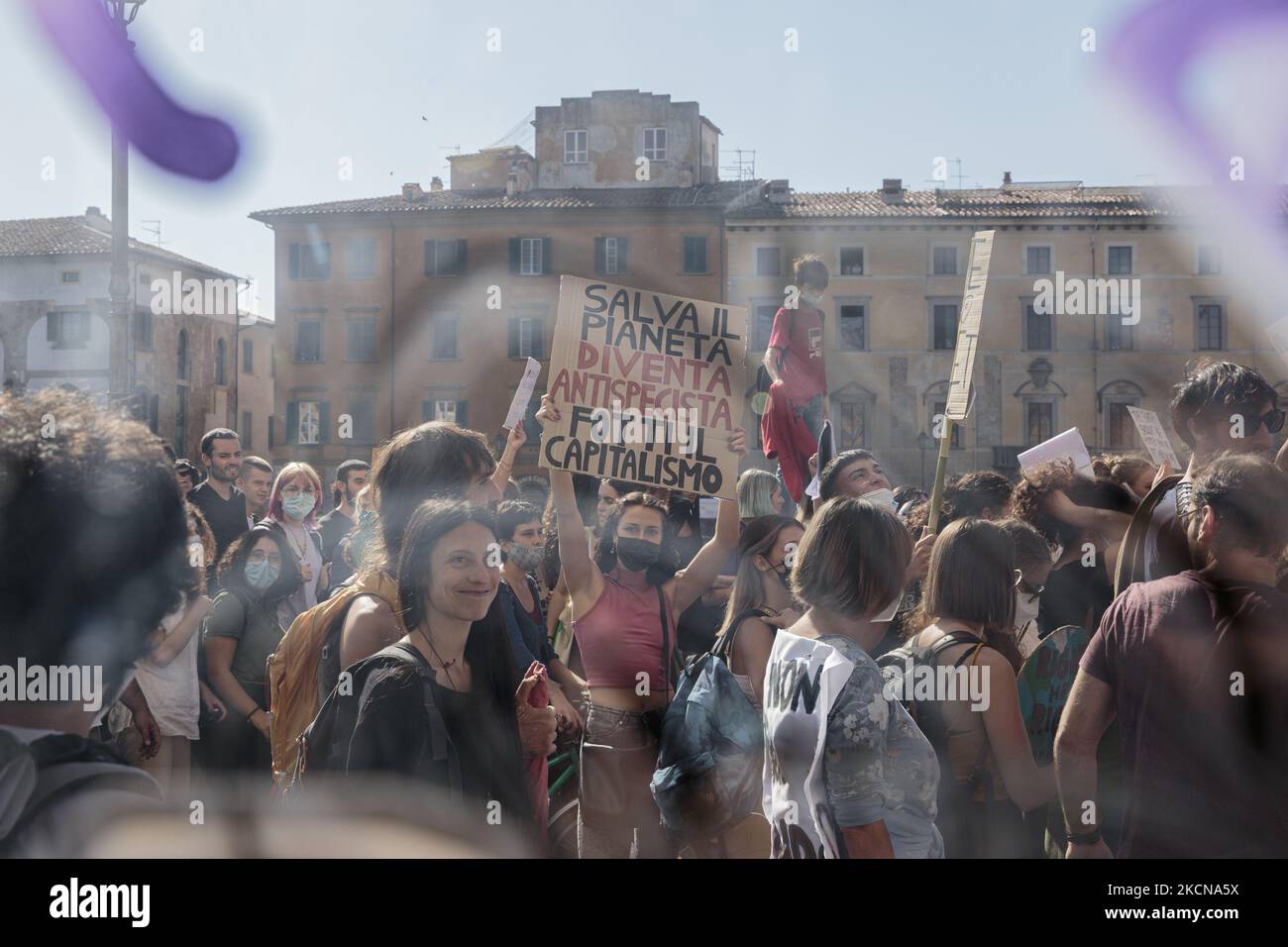 Personnes participant à la grève mondiale du climat du 24th septembre organisée par vendredi pour le futur mouvement à Pise, Italie, sur 24 septembre 2021. Lancé par Greta Thunberg, 16 ans, les frappes internationales sur la Terre ont rassemblé des militants dans le monde entier pour demander aux politiciens de prendre des mesures sur la crise climatique. (Photo par Enrico Mattia Del Punta/NurPhoto) Banque D'Images