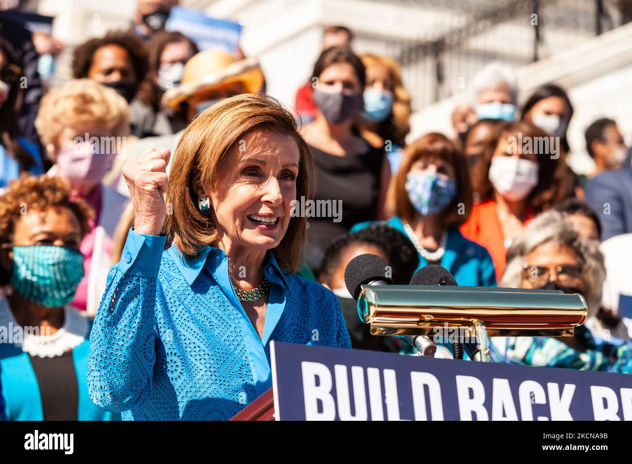 La Présidente de la Chambre Nancy Pelosi (D-CA) prend la parole lors d'une conférence de presse immédiatement après l'adoption par la Chambre des représentants de la Loi sur la protection de la santé des femmes. La loi établit une garantie fédérale du droit de demander un avortement. Il codifierait effectivement la décision Roe c. Wade de la Cour suprême de 1973 selon laquelle les femmes ont droit à l'accès à l'avortement, ce qui éviterait l'inversion largement attendue de cette décision dans une affaire à venir impliquant des limites à l'avortement dans l'État de Missisppi. (Photo d'Allison Bailey/NurPhoto) Banque D'Images La Présidente de la Chambre Nancy Pelosi (D-CA) prend la parole lors d'une conférence de presse immédiatement après l'adoption par la Chambre des représentants de la Loi sur la protection de la santé des femmes. La loi établit une garantie fédérale du droit de demander un avortement. Il codifierait effectivement la décision Roe c. Wade de la Cour suprême de 1973 selon laquelle les femmes ont droit à l'accès à l'avortement, ce qui éviterait l'inversion largement attendue de cette décision dans une affaire à venir impliquant des limites à l'avortement dans l'État de Missisppi. (Photo d'Allison Bailey/NurPhoto) Banque D'Images