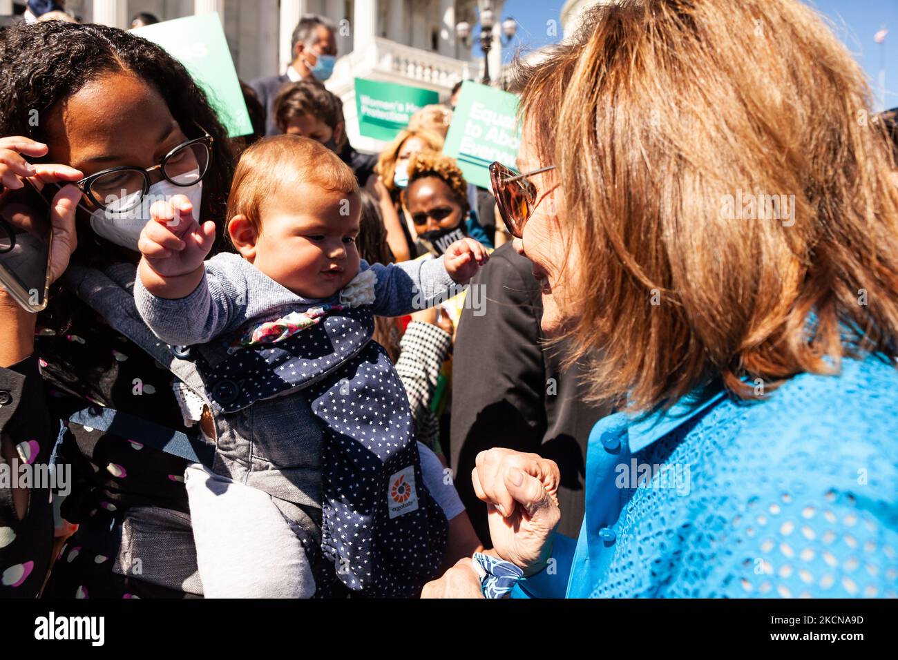 Nancy Pelosi, Présidente de la Chambre, prend un moment pour jouer avec un enfant qui assiste à une conférence de presse avec sa mère immédiatement après l'adoption par la Chambre des représentants de la loi sur la protection de la santé des femmes. La loi établit une garantie fédérale du droit de demander un avortement. Il codifierait effectivement la décision Roe c. Wade de la Cour suprême de 1973 selon laquelle les femmes ont droit à l'accès à l'avortement, ce qui éviterait l'inversion largement attendue de cette décision dans une affaire à venir impliquant des limites à l'avortement dans l'État de Missisppi. (Photo d'Allison Bailey/NurPhoto) Banque D'Images Nancy Pelosi, Présidente de la Chambre, prend un moment pour jouer avec un enfant qui assiste à une conférence de presse avec sa mère immédiatement après l'adoption par la Chambre des représentants de la loi sur la protection de la santé des femmes. La loi établit une garantie fédérale du droit de demander un avortement. Il codifierait effectivement la décision Roe c. Wade de la Cour suprême de 1973 selon laquelle les femmes ont droit à l'accès à l'avortement, ce qui éviterait l'inversion largement attendue de cette décision dans une affaire à venir impliquant des limites à l'avortement dans l'État de Missisppi. (Photo d'Allison Bailey/NurPhoto) Banque D'Images
