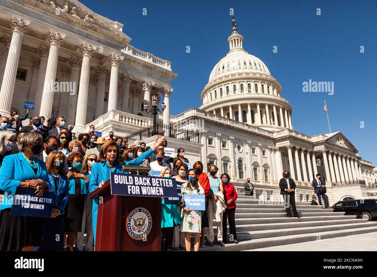 Nancy Pelosi, Présidente de la Chambre, se dirige vers la Cour suprême lorsqu'elle parle de la décision de la Cour de rendre la loi texane sur l'avortement possible lors d'une conférence de presse immédiatement après l'adoption de la loi sur la protection de la santé des femmes par la Chambre des représentants. La loi établit une garantie fédérale du droit de demander un avortement. Il codifierait effectivement la décision Roe c. Wade de la Cour suprême de 1973 selon laquelle les femmes ont le droit à l'avortement, ce qui éviterait l'inversion largement attendue de cette décision dans une affaire à venir impliquant des limites à l'avortement dans l'État des Mississp Banque D'Images Nancy Pelosi, Présidente de la Chambre, se dirige vers la Cour suprême lorsqu'elle parle de la décision de la Cour de rendre la loi texane sur l'avortement possible lors d'une conférence de presse immédiatement après l'adoption de la loi sur la protection de la santé des femmes par la Chambre des représentants. La loi établit une garantie fédérale du droit de demander un avortement. Il codifierait effectivement la décision Roe c. Wade de la Cour suprême de 1973 selon laquelle les femmes ont le droit à l'avortement, ce qui éviterait l'inversion largement attendue de cette décision dans une affaire à venir impliquant des limites à l'avortement dans l'État des Mississp Banque D'Images