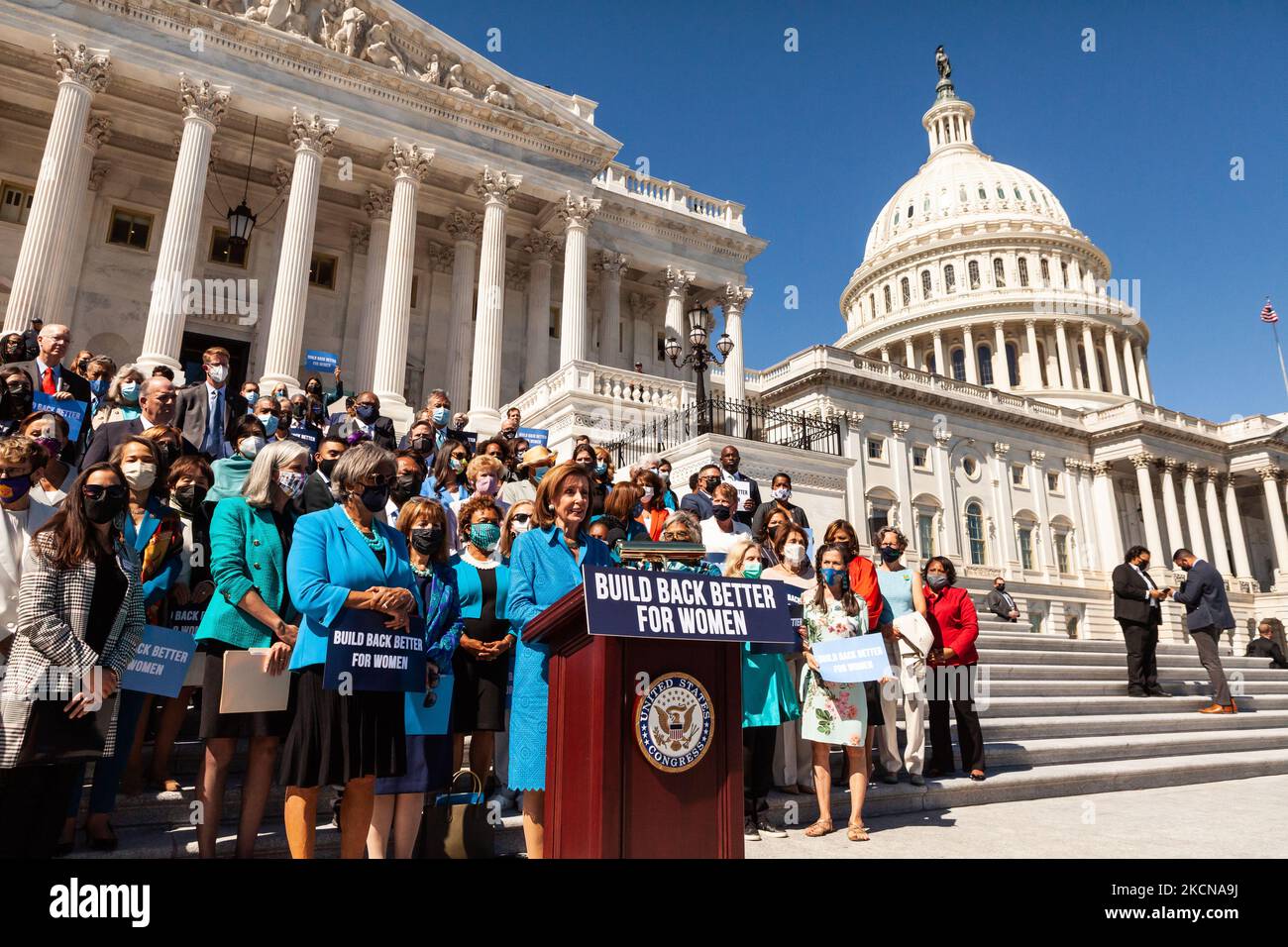 La Présidente de la Chambre Nancy Pelosi (D-CA) prend la parole lors d'une conférence de presse immédiatement après l'adoption par la Chambre des représentants de la Loi sur la protection de la santé des femmes. La loi établit une garantie fédérale du droit de demander un avortement. Il codifierait effectivement la décision Roe c. Wade de la Cour suprême de 1973 selon laquelle les femmes ont droit à l'accès à l'avortement, ce qui éviterait l'inversion largement attendue de cette décision dans une affaire à venir impliquant des limites à l'avortement dans l'État de Missisppi. (Photo d'Allison Bailey/NurPhoto) Banque D'Images La Présidente de la Chambre Nancy Pelosi (D-CA) prend la parole lors d'une conférence de presse immédiatement après l'adoption par la Chambre des représentants de la Loi sur la protection de la santé des femmes. La loi établit une garantie fédérale du droit de demander un avortement. Il codifierait effectivement la décision Roe c. Wade de la Cour suprême de 1973 selon laquelle les femmes ont droit à l'accès à l'avortement, ce qui éviterait l'inversion largement attendue de cette décision dans une affaire à venir impliquant des limites à l'avortement dans l'État de Missisppi. (Photo d'Allison Bailey/NurPhoto) Banque D'Images