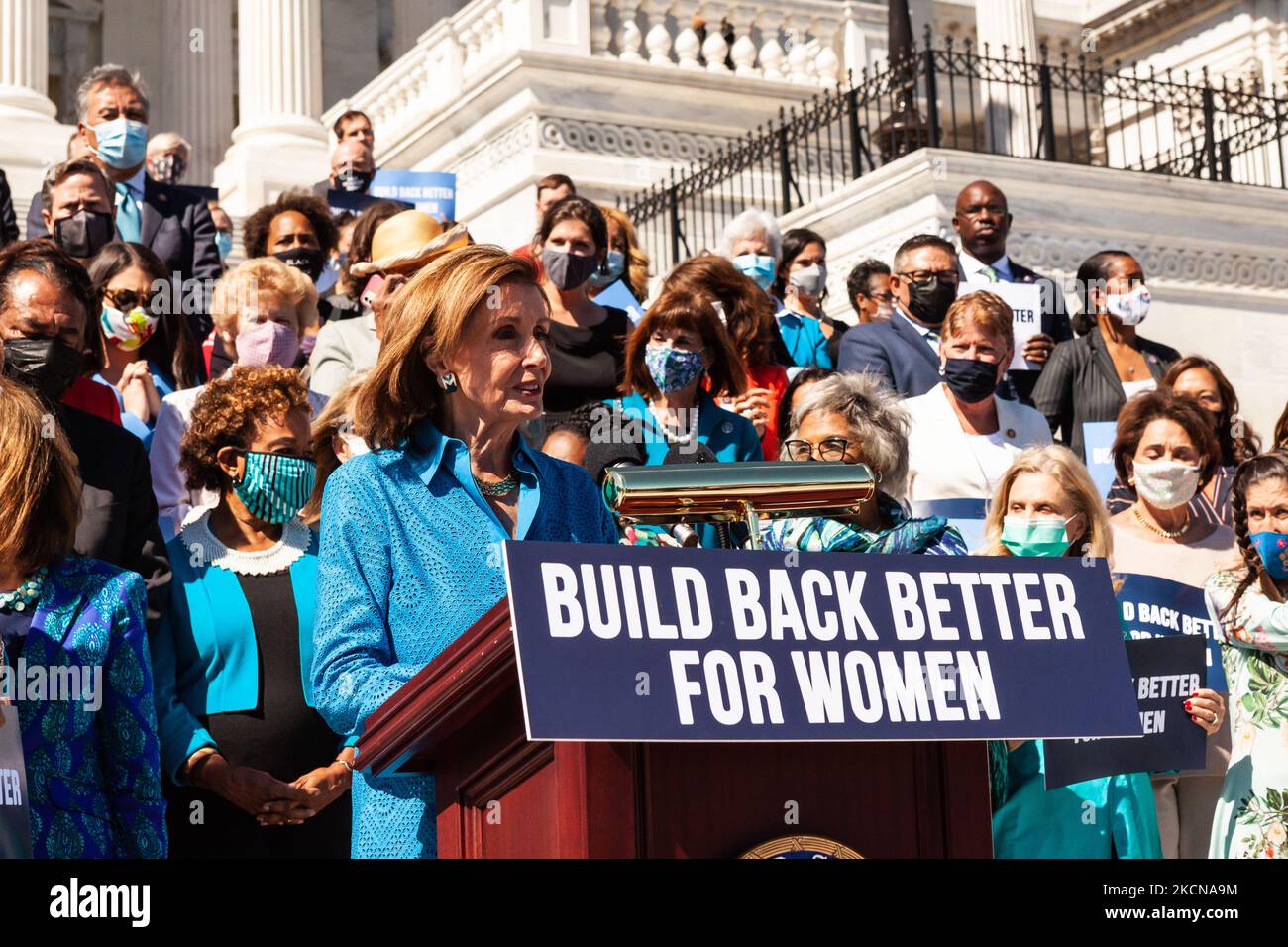 La Présidente de la Chambre Nancy Pelosi (D-CA) prend la parole lors d'une conférence de presse immédiatement après l'adoption par la Chambre des représentants de la Loi sur la protection de la santé des femmes. La loi établit une garantie fédérale du droit de demander un avortement. Il codifierait effectivement la décision Roe c. Wade de la Cour suprême de 1973 selon laquelle les femmes ont droit à l'accès à l'avortement, ce qui éviterait l'inversion largement attendue de cette décision dans une affaire à venir impliquant des limites à l'avortement dans l'État de Missisppi. (Photo d'Allison Bailey/NurPhoto) Banque D'Images La Présidente de la Chambre Nancy Pelosi (D-CA) prend la parole lors d'une conférence de presse immédiatement après l'adoption par la Chambre des représentants de la Loi sur la protection de la santé des femmes. La loi établit une garantie fédérale du droit de demander un avortement. Il codifierait effectivement la décision Roe c. Wade de la Cour suprême de 1973 selon laquelle les femmes ont droit à l'accès à l'avortement, ce qui éviterait l'inversion largement attendue de cette décision dans une affaire à venir impliquant des limites à l'avortement dans l'État de Missisppi. (Photo d'Allison Bailey/NurPhoto) Banque D'Images