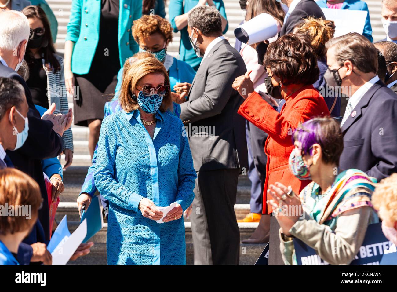 La Présidente de la Chambre Nancy Pelosi (D-CA) arrive à une conférence de presse immédiatement après l'adoption par la Chambre des représentants de la Loi sur la protection de la santé des femmes. La loi établit une garantie fédérale du droit de demander un avortement. Il codifierait effectivement la décision Roe c. Wade de la Cour suprême de 1973 selon laquelle les femmes ont droit à l'accès à l'avortement, ce qui éviterait l'inversion largement attendue de cette décision dans une affaire à venir impliquant des limites à l'avortement dans l'État de Missisppi. (Photo d'Allison Bailey/NurPhoto) Banque D'Images La Présidente de la Chambre Nancy Pelosi (D-CA) arrive à une conférence de presse immédiatement après l'adoption par la Chambre des représentants de la Loi sur la protection de la santé des femmes. La loi établit une garantie fédérale du droit de demander un avortement. Il codifierait effectivement la décision Roe c. Wade de la Cour suprême de 1973 selon laquelle les femmes ont droit à l'accès à l'avortement, ce qui éviterait l'inversion largement attendue de cette décision dans une affaire à venir impliquant des limites à l'avortement dans l'État de Missisppi. (Photo d'Allison Bailey/NurPhoto) Banque D'Images
