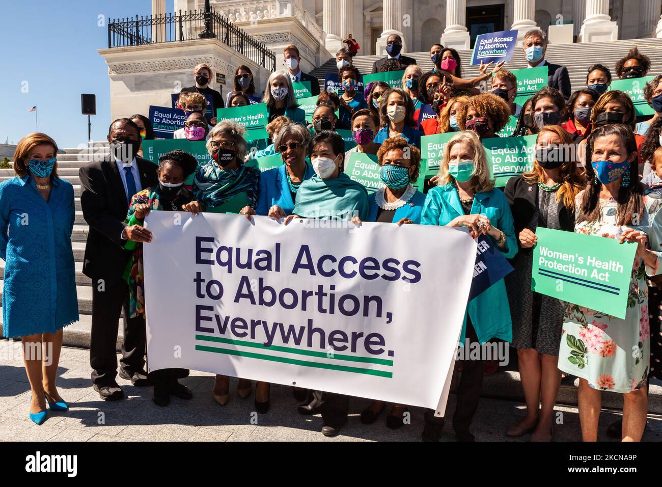 Les congressmans, les membres du Congrès et les partisans de la loi sur la protection de la santé des femmes posent pour une photo de groupe lors d'une conférence de presse immédiatement après l'adoption du projet de loi à la Chambre des représentants. La loi établit une garantie fédérale du droit de demander un avortement. Il codifierait effectivement la décision Roe c. Wade de la Cour suprême de 1973 selon laquelle les femmes ont droit à l'accès à l'avortement, ce qui éviterait l'inversion largement attendue de cette décision dans une affaire à venir impliquant des limites à l'avortement dans l'État de Missisppi. (Photo d'Allison Bailey/NurPhoto) Banque D'Images Les congressmans, les membres du Congrès et les partisans de la loi sur la protection de la santé des femmes posent pour une photo de groupe lors d'une conférence de presse immédiatement après l'adoption du projet de loi à la Chambre des représentants. La loi établit une garantie fédérale du droit de demander un avortement. Il codifierait effectivement la décision Roe c. Wade de la Cour suprême de 1973 selon laquelle les femmes ont droit à l'accès à l'avortement, ce qui éviterait l'inversion largement attendue de cette décision dans une affaire à venir impliquant des limites à l'avortement dans l'État de Missisppi. (Photo d'Allison Bailey/NurPhoto) Banque D'Images