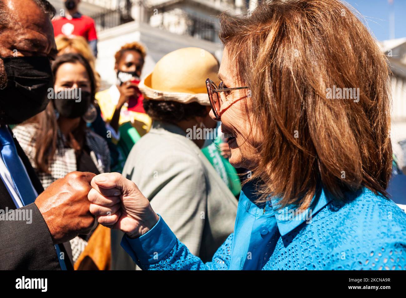 La Présidente de la Chambre Nancy Pelosi (D-CA) salue le député Al Green (D-TX) avec une touche de poing à la suite d'une conférence de presse immédiatement après l'adoption par la Chambre des représentants de la loi sur la protection de la santé des femmes. La loi établit une garantie fédérale du droit de demander un avortement. Il codifierait effectivement la décision Roe c. Wade de la Cour suprême de 1973 selon laquelle les femmes ont droit à l'accès à l'avortement, ce qui éviterait l'inversion largement attendue de cette décision dans une affaire à venir impliquant des limites à l'avortement dans l'État de Missisppi. (Photo d'Allison Bailey/NurPhoto) Banque D'Images La Présidente de la Chambre Nancy Pelosi (D-CA) salue le député Al Green (D-TX) avec une touche de poing à la suite d'une conférence de presse immédiatement après l'adoption par la Chambre des représentants de la loi sur la protection de la santé des femmes. La loi établit une garantie fédérale du droit de demander un avortement. Il codifierait effectivement la décision Roe c. Wade de la Cour suprême de 1973 selon laquelle les femmes ont droit à l'accès à l'avortement, ce qui éviterait l'inversion largement attendue de cette décision dans une affaire à venir impliquant des limites à l'avortement dans l'État de Missisppi. (Photo d'Allison Bailey/NurPhoto) Banque D'Images
