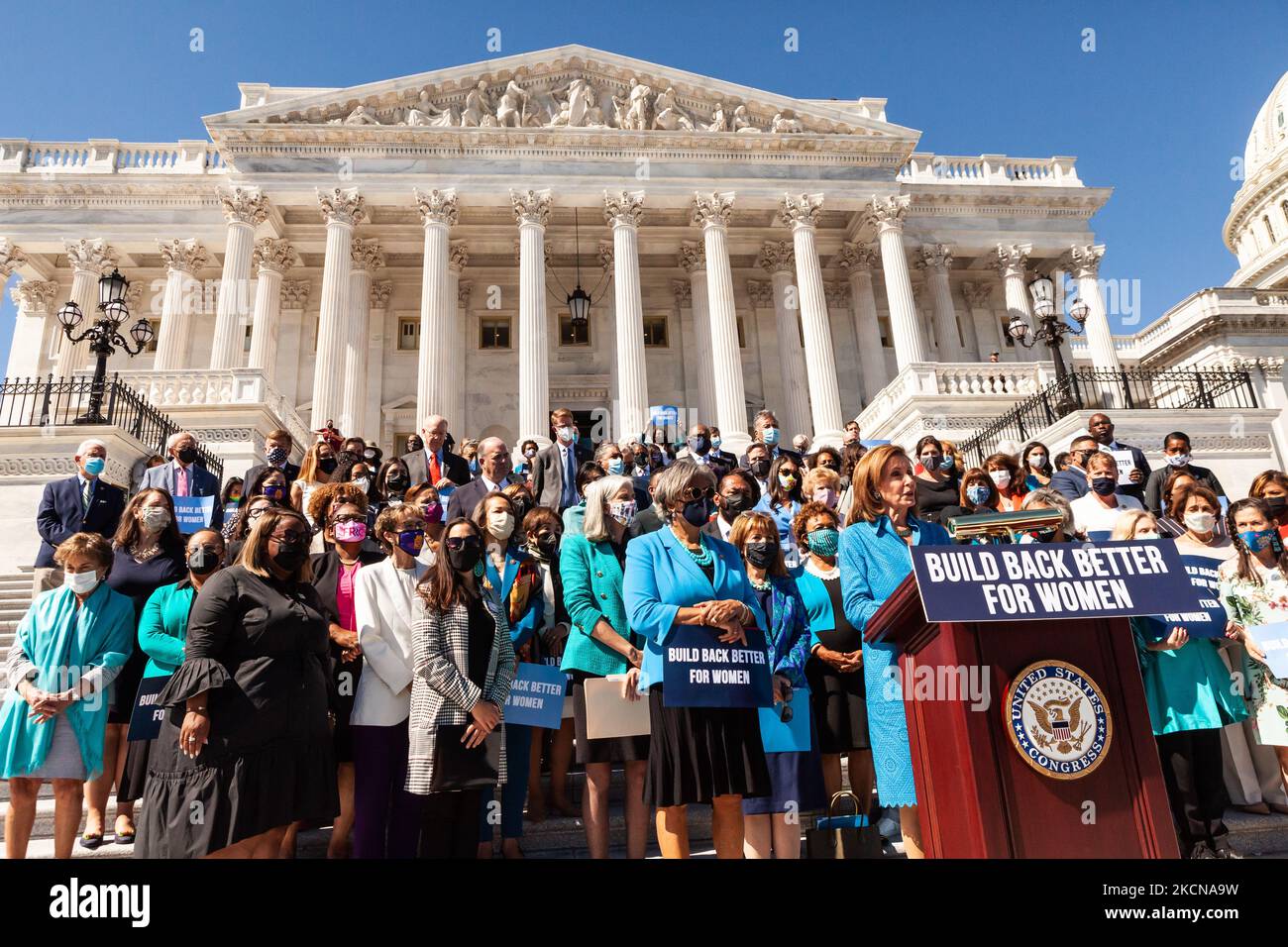 La Présidente de la Chambre Nancy Pelosi (D-CA) prend la parole lors d'une conférence de presse immédiatement après l'adoption par la Chambre des représentants de la Loi sur la protection de la santé des femmes. La loi établit une garantie fédérale du droit de demander un avortement. Il codifierait effectivement la décision Roe c. Wade de la Cour suprême de 1973 selon laquelle les femmes ont droit à l'accès à l'avortement, ce qui éviterait l'inversion largement attendue de cette décision dans une affaire à venir impliquant des limites à l'avortement dans l'État de Missisppi. (Photo d'Allison Bailey/NurPhoto) Banque D'Images La Présidente de la Chambre Nancy Pelosi (D-CA) prend la parole lors d'une conférence de presse immédiatement après l'adoption par la Chambre des représentants de la Loi sur la protection de la santé des femmes. La loi établit une garantie fédérale du droit de demander un avortement. Il codifierait effectivement la décision Roe c. Wade de la Cour suprême de 1973 selon laquelle les femmes ont droit à l'accès à l'avortement, ce qui éviterait l'inversion largement attendue de cette décision dans une affaire à venir impliquant des limites à l'avortement dans l'État de Missisppi. (Photo d'Allison Bailey/NurPhoto) Banque D'Images