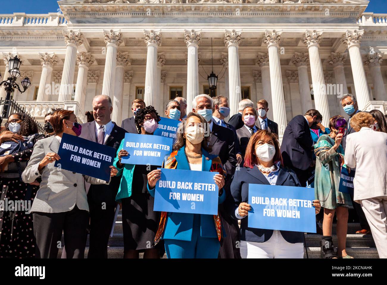 Les membres du Congrès participent à une conférence de presse immédiatement après le vote de la Chambre des représentants sur la loi sur la protection de la santé des femmes. La légillance établit une garantie fédérale du droit de demander un avortement. Il codifierait effectivement la décision Roe c. Wade de la Cour suprême de 1973 selon laquelle les femmes ont droit à l'accès à l'avortement, ce qui éviterait l'inversion largement attendue de cette décision dans une affaire à venir impliquant des limites à l'avortement dans l'État de Missisppi. (Photo d'Allison Bailey/NurPhoto) Banque D'Images Les membres du Congrès participent à une conférence de presse immédiatement après le vote de la Chambre des représentants sur la loi sur la protection de la santé des femmes. La légillance établit une garantie fédérale du droit de demander un avortement. Il codifierait effectivement la décision Roe c. Wade de la Cour suprême de 1973 selon laquelle les femmes ont droit à l'accès à l'avortement, ce qui éviterait l'inversion largement attendue de cette décision dans une affaire à venir impliquant des limites à l'avortement dans l'État de Missisppi. (Photo d'Allison Bailey/NurPhoto) Banque D'Images