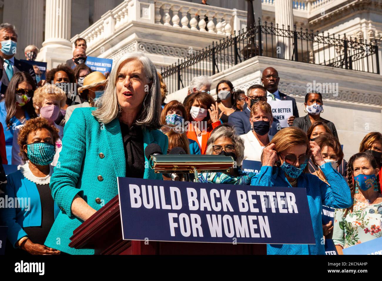 La Présidente adjointe de la Chambre Katherine Clark (D-ma) prend la parole lors d'une conférence de presse immédiatement après le vote de la Chambre des représentants sur la Loi sur la protection de la santé des femmes. La légillance établit une garantie fédérale du droit de demander un avortement. Il codifierait effectivement la décision Roe c. Wade de la Cour suprême de 1973 selon laquelle les femmes ont droit à l'accès à l'avortement, ce qui éviterait l'inversion largement attendue de cette décision dans une affaire à venir impliquant des limites à l'avortement dans l'État de Missisppi. (Photo d'Allison Bailey/NurPhoto) Banque D'Images La Présidente adjointe de la Chambre Katherine Clark (D-ma) prend la parole lors d'une conférence de presse immédiatement après le vote de la Chambre des représentants sur la Loi sur la protection de la santé des femmes. La légillance établit une garantie fédérale du droit de demander un avortement. Il codifierait effectivement la décision Roe c. Wade de la Cour suprême de 1973 selon laquelle les femmes ont droit à l'accès à l'avortement, ce qui éviterait l'inversion largement attendue de cette décision dans une affaire à venir impliquant des limites à l'avortement dans l'État de Missisppi. (Photo d'Allison Bailey/NurPhoto) Banque D'Images