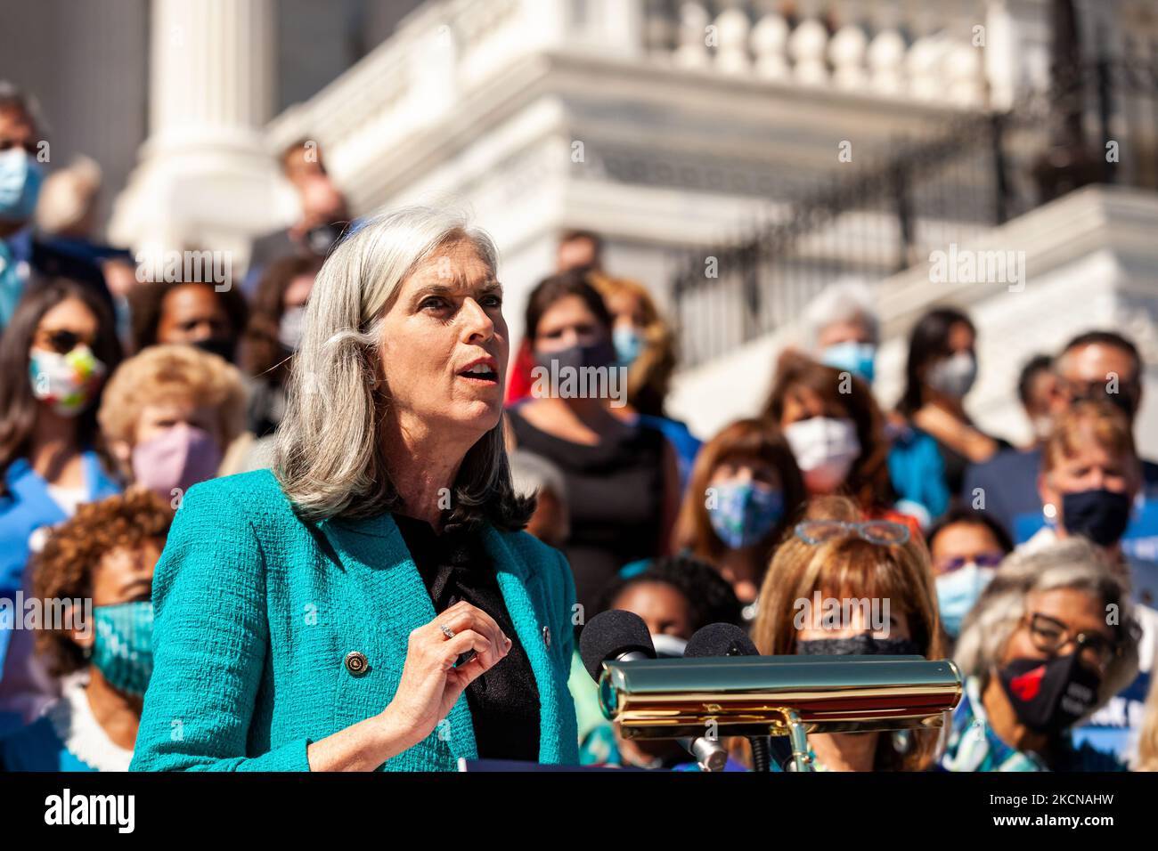 La Présidente adjointe de la Chambre Katherine Clark (D-ma) prend la parole lors d'une conférence de presse immédiatement après le vote de la Chambre des représentants sur la Loi sur la protection de la santé des femmes. La légillance établit une garantie fédérale du droit de demander un avortement. Il codifierait effectivement la décision Roe c. Wade de la Cour suprême de 1973 selon laquelle les femmes ont droit à l'accès à l'avortement, ce qui éviterait l'inversion largement attendue de cette décision dans une affaire à venir impliquant des limites à l'avortement dans l'État de Missisppi. (Photo d'Allison Bailey/NurPhoto) Banque D'Images La Présidente adjointe de la Chambre Katherine Clark (D-ma) prend la parole lors d'une conférence de presse immédiatement après le vote de la Chambre des représentants sur la Loi sur la protection de la santé des femmes. La légillance établit une garantie fédérale du droit de demander un avortement. Il codifierait effectivement la décision Roe c. Wade de la Cour suprême de 1973 selon laquelle les femmes ont droit à l'accès à l'avortement, ce qui éviterait l'inversion largement attendue de cette décision dans une affaire à venir impliquant des limites à l'avortement dans l'État de Missisppi. (Photo d'Allison Bailey/NurPhoto) Banque D'Images