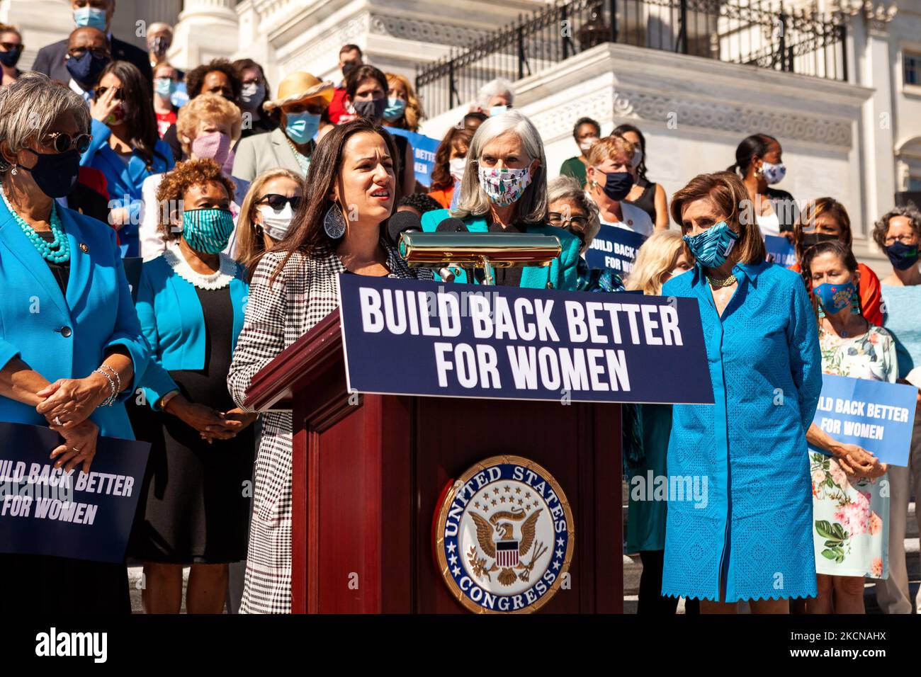 Nina Perez, Directrice nationale de MomsRising, prend la parole lors d'une conférence de presse immédiatement après un vote de la Chambre des représentants sur la loi sur la protection de la santé des femmes. La légillance établit une garantie fédérale du droit de demander un avortement. Il codifierait effectivement la décision Roe c. Wade de la Cour suprême de 1973 selon laquelle les femmes ont droit à l'accès à l'avortement, ce qui éviterait l'inversion largement attendue de cette décision dans une affaire à venir impliquant des limites à l'avortement dans l'État de Missisppi. (Photo d'Allison Bailey/NurPhoto) Banque D'Images Nina Perez, Directrice nationale de MomsRising, prend la parole lors d'une conférence de presse immédiatement après un vote de la Chambre des représentants sur la loi sur la protection de la santé des femmes. La légillance établit une garantie fédérale du droit de demander un avortement. Il codifierait effectivement la décision Roe c. Wade de la Cour suprême de 1973 selon laquelle les femmes ont droit à l'accès à l'avortement, ce qui éviterait l'inversion largement attendue de cette décision dans une affaire à venir impliquant des limites à l'avortement dans l'État de Missisppi. (Photo d'Allison Bailey/NurPhoto) Banque D'Images