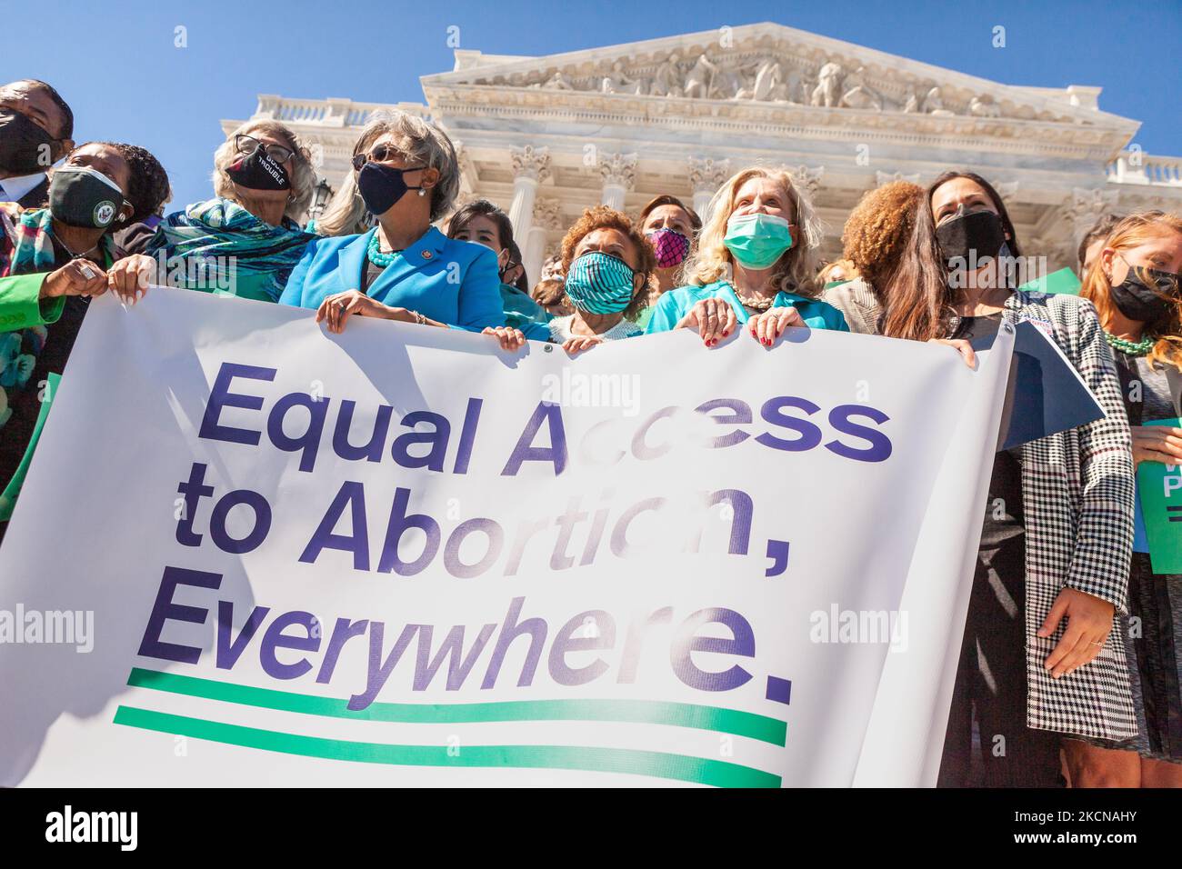 Les congressmans, les membres du Congrès et les partisans de la loi sur la protection de la santé des femmes posent pour une photo de groupe lors d'une conférence de presse immédiatement après l'adoption du projet de loi à la Chambre des représentants. La loi établit une garantie fédérale du droit de demander un avortement. Il codifierait effectivement la décision Roe c. Wade de la Cour suprême de 1973 selon laquelle les femmes ont droit à l'accès à l'avortement, ce qui éviterait l'inversion largement attendue de cette décision dans une affaire à venir impliquant des limites à l'avortement dans l'État de Missisppi. De gauche à droite, rangée avant : congressiste Al Green (D-TX) ; Congresswome Banque D'Images Les congressmans, les membres du Congrès et les partisans de la loi sur la protection de la santé des femmes posent pour une photo de groupe lors d'une conférence de presse immédiatement après l'adoption du projet de loi à la Chambre des représentants. La loi établit une garantie fédérale du droit de demander un avortement. Il codifierait effectivement la décision Roe c. Wade de la Cour suprême de 1973 selon laquelle les femmes ont droit à l'accès à l'avortement, ce qui éviterait l'inversion largement attendue de cette décision dans une affaire à venir impliquant des limites à l'avortement dans l'État de Missisppi. De gauche à droite, rangée avant : congressiste Al Green (D-TX) ; Congresswome Banque D'Images
