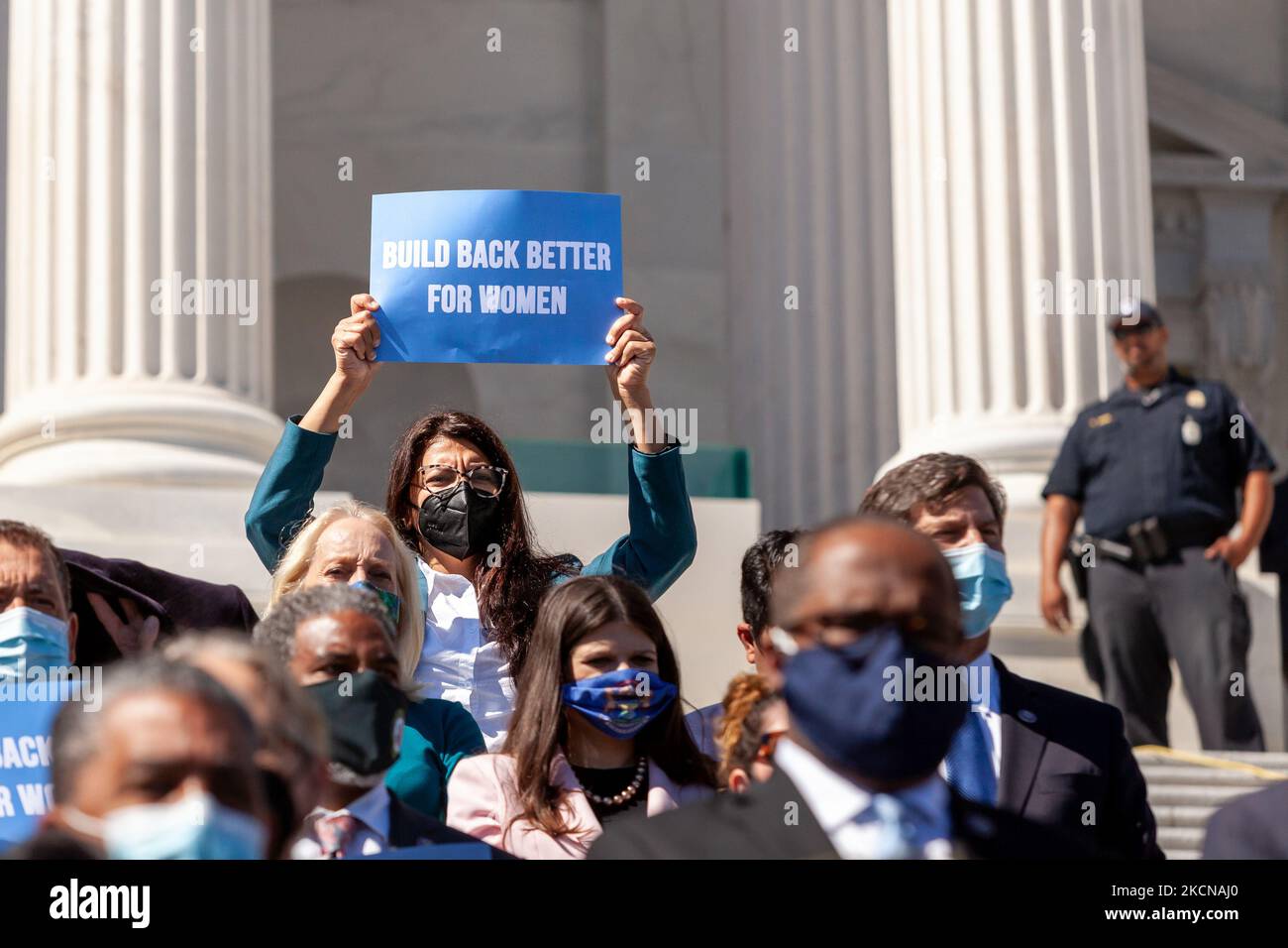 La congressin Rashida Tlaib (D-MI) soulève un signe qui dit « construire un nouveau dos pour les femmes », lors d'une conférence de presse immédiatement après un vote de la Chambre des représentants sur la loi sur la protection de la santé des femmes. La légillance établit une garantie fédérale du droit de demander un avortement. Il codifierait effectivement la décision Roe c. Wade de la Cour suprême de 1973 selon laquelle les femmes ont droit à l'accès à l'avortement, ce qui éviterait l'inversion largement attendue de cette décision dans une affaire à venir impliquant des limites à l'avortement dans l'État de Missisppi. (Photo d'Allison Bailey/NurPhoto) Banque D'Images La congressin Rashida Tlaib (D-MI) soulève un signe qui dit « construire un nouveau dos pour les femmes », lors d'une conférence de presse immédiatement après un vote de la Chambre des représentants sur la loi sur la protection de la santé des femmes. La légillance établit une garantie fédérale du droit de demander un avortement. Il codifierait effectivement la décision Roe c. Wade de la Cour suprême de 1973 selon laquelle les femmes ont droit à l'accès à l'avortement, ce qui éviterait l'inversion largement attendue de cette décision dans une affaire à venir impliquant des limites à l'avortement dans l'État de Missisppi. (Photo d'Allison Bailey/NurPhoto) Banque D'Images