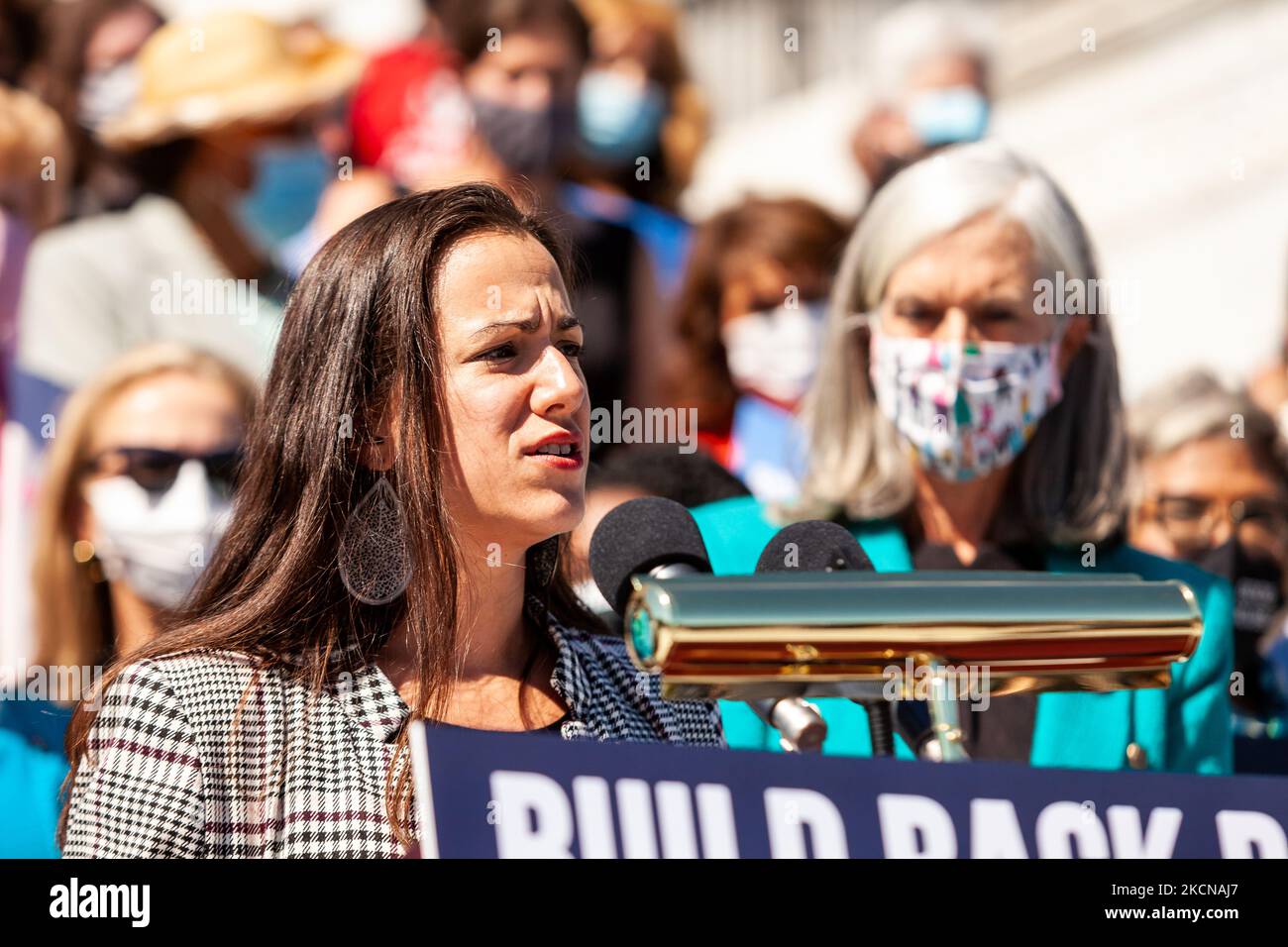 Nina Perez, Directrice nationale de MomsRising, prend la parole lors d'une conférence de presse immédiatement après un vote de la Chambre des représentants sur la loi sur la protection de la santé des femmes. La légillance établit une garantie fédérale du droit de demander un avortement. Il codifierait effectivement la décision Roe c. Wade de la Cour suprême de 1973 selon laquelle les femmes ont droit à l'accès à l'avortement, ce qui éviterait l'inversion largement attendue de cette décision dans une affaire à venir impliquant des limites à l'avortement dans l'État de Missisppi. (Photo d'Allison Bailey/NurPhoto) Banque D'Images Nina Perez, Directrice nationale de MomsRising, prend la parole lors d'une conférence de presse immédiatement après un vote de la Chambre des représentants sur la loi sur la protection de la santé des femmes. La légillance établit une garantie fédérale du droit de demander un avortement. Il codifierait effectivement la décision Roe c. Wade de la Cour suprême de 1973 selon laquelle les femmes ont droit à l'accès à l'avortement, ce qui éviterait l'inversion largement attendue de cette décision dans une affaire à venir impliquant des limites à l'avortement dans l'État de Missisppi. (Photo d'Allison Bailey/NurPhoto) Banque D'Images