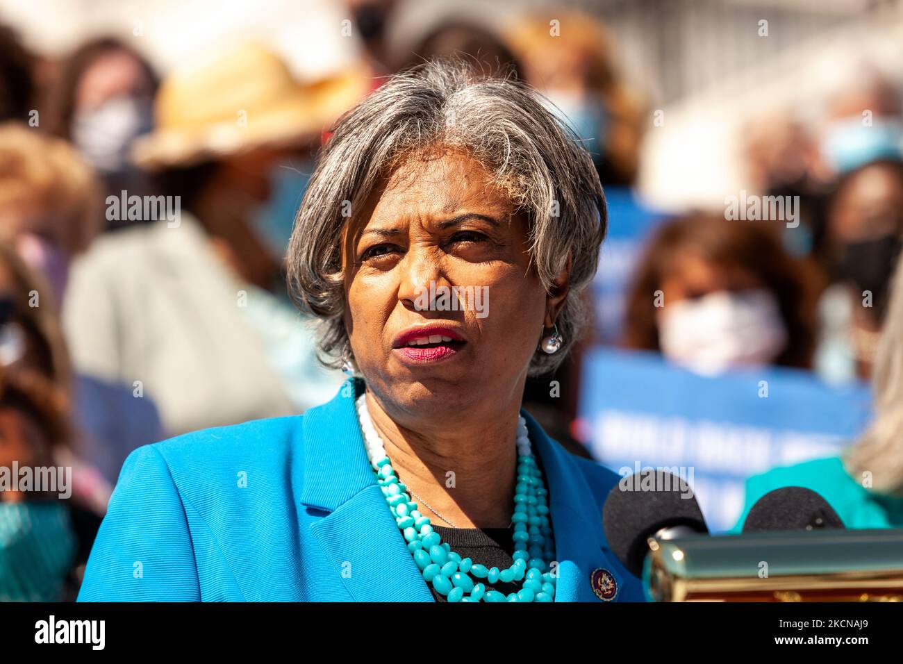 La députée Brenda Lawrence (D-MI) prend la parole lors d'une conférence de presse immédiatement après le vote de la Chambre des représentants sur la Loi sur la protection de la santé des femmes. La légillance établit une garantie fédérale du droit de demander un avortement. Il codifierait effectivement la décision Roe c. Wade de la Cour suprême de 1973 selon laquelle les femmes ont droit à l'accès à l'avortement, ce qui éviterait l'inversion largement attendue de cette décision dans une affaire à venir impliquant des limites à l'avortement dans l'État de Missisppi. (Photo d'Allison Bailey/NurPhoto) Banque D'Images La députée Brenda Lawrence (D-MI) prend la parole lors d'une conférence de presse immédiatement après le vote de la Chambre des représentants sur la Loi sur la protection de la santé des femmes. La légillance établit une garantie fédérale du droit de demander un avortement. Il codifierait effectivement la décision Roe c. Wade de la Cour suprême de 1973 selon laquelle les femmes ont droit à l'accès à l'avortement, ce qui éviterait l'inversion largement attendue de cette décision dans une affaire à venir impliquant des limites à l'avortement dans l'État de Missisppi. (Photo d'Allison Bailey/NurPhoto) Banque D'Images