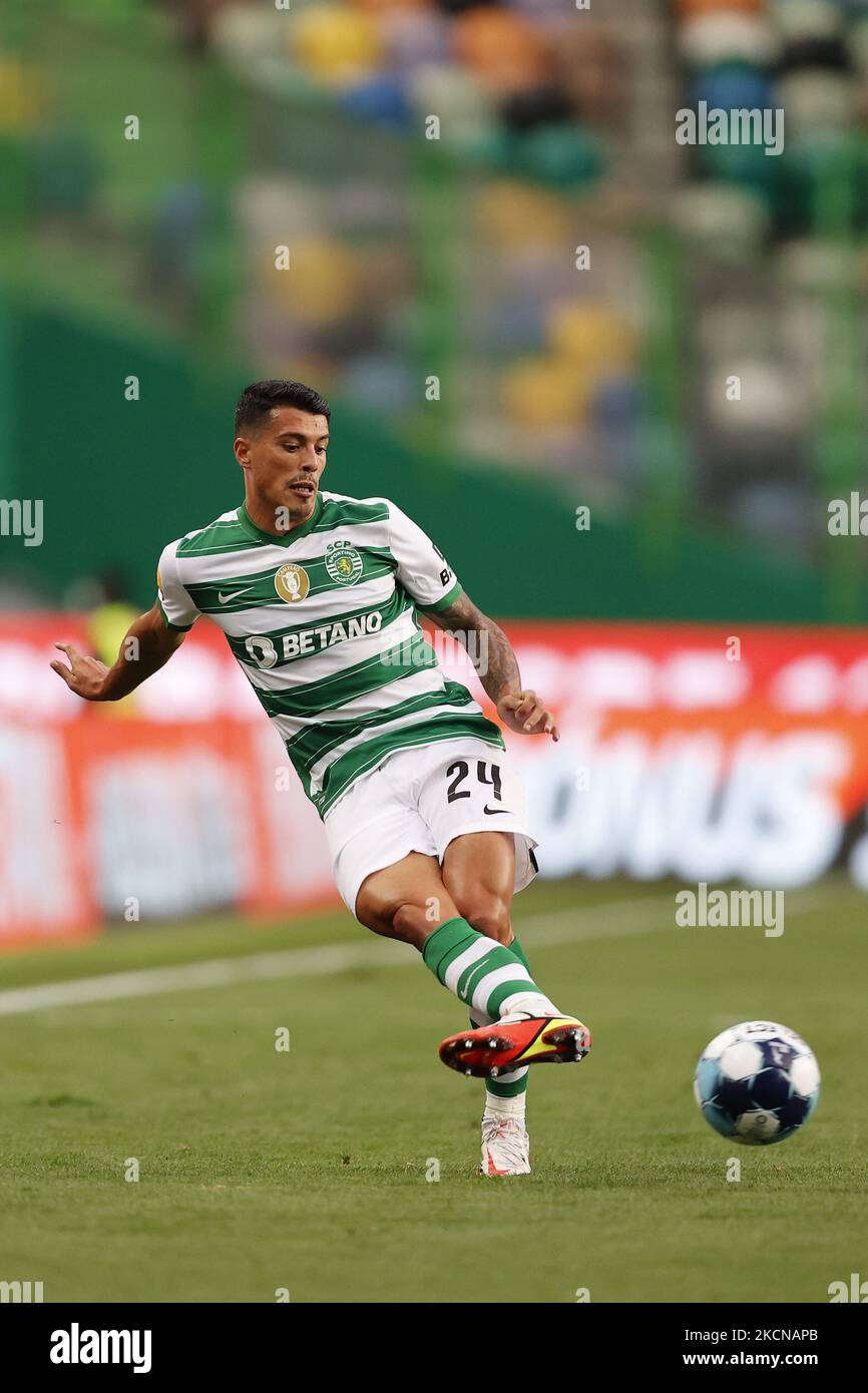 Pedro Porro passe le ballon pendant le match de la Ligue BWIN entre Sporting CP et Maritimo, à Estádio de José Alvalade, Lisboa, Portugal, 24, septembre, 2021 (photo de João Rico/NurPhoto) Banque D'Images