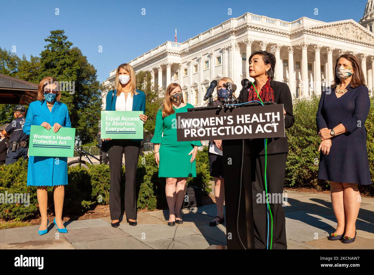 La congresseure Judy Chu (D-CA), auteure principale et commanditaire de la loi sur la protection de la santé des femmes, lors d'une conférence de presse avant le vote de la Chambre des représentants sur le projet de loi. La loi établit une garantie fédérale du droit de demander un avortement. Il codifierait effectivement la décision Roe c. Wade de la Cour suprême de 1973 selon laquelle les femmes ont droit à l'accès à l'avortement, ce qui éviterait l'inversion largement attendue de cette décision dans une affaire à venir impliquant des limites à l'avortement dans l'État de Missisppi. De gauche à droite : Présidente de la Chambre Nancy Pelosi (D-CA) et Lori Traha Banque D'Images La congresseure Judy Chu (D-CA), auteure principale et commanditaire de la loi sur la protection de la santé des femmes, lors d'une conférence de presse avant le vote de la Chambre des représentants sur le projet de loi. La loi établit une garantie fédérale du droit de demander un avortement. Il codifierait effectivement la décision Roe c. Wade de la Cour suprême de 1973 selon laquelle les femmes ont droit à l'accès à l'avortement, ce qui éviterait l'inversion largement attendue de cette décision dans une affaire à venir impliquant des limites à l'avortement dans l'État de Missisppi. De gauche à droite : Présidente de la Chambre Nancy Pelosi (D-CA) et Lori Traha Banque D'Images