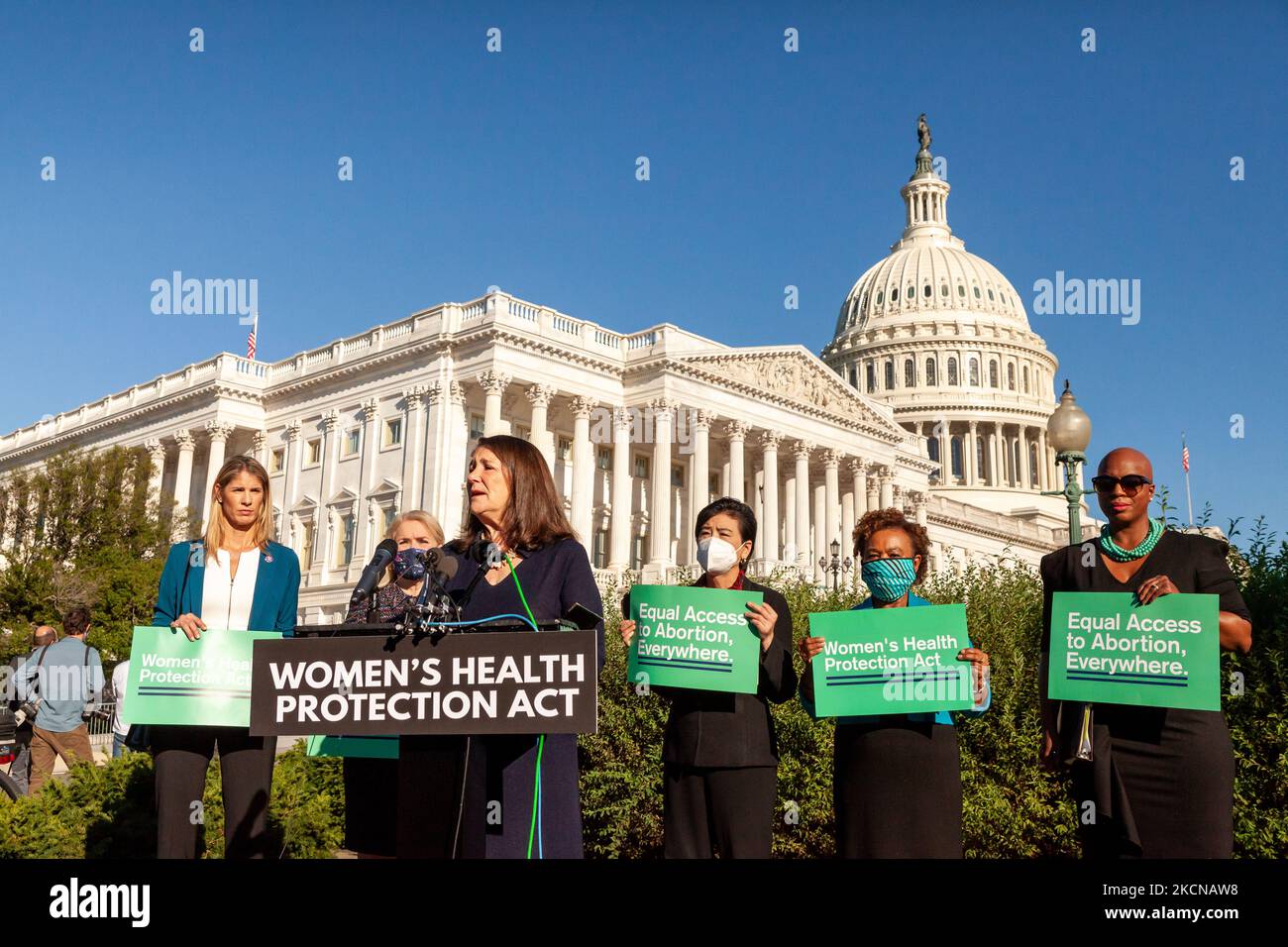 Diana DeGette (D-CO), membre du Congrès, prend la parole lors d'une conférence de presse avant le vote de la Chambre des représentants sur la loi sur la protection de la santé des femmes. La loi établit une garantie fédérale du droit de demander un avortement. Il codifierait effectivement la décision Roe c. Wade de la Cour suprême de 1973 selon laquelle les femmes ont droit à l'accès à l'avortement, ce qui éviterait l'inversion largement attendue de cette décision dans une affaire à venir impliquant des limites à l'avortement dans l'État de Missisppi. De gauche à droite : Lori Trahan (D-ma), Sylvia Garcia (D-TX), Diana DeGette (D-CO) (sur le podium), Judy Chu Banque D'Images Diana DeGette (D-CO), membre du Congrès, prend la parole lors d'une conférence de presse avant le vote de la Chambre des représentants sur la loi sur la protection de la santé des femmes. La loi établit une garantie fédérale du droit de demander un avortement. Il codifierait effectivement la décision Roe c. Wade de la Cour suprême de 1973 selon laquelle les femmes ont droit à l'accès à l'avortement, ce qui éviterait l'inversion largement attendue de cette décision dans une affaire à venir impliquant des limites à l'avortement dans l'État de Missisppi. De gauche à droite : Lori Trahan (D-ma), Sylvia Garcia (D-TX), Diana DeGette (D-CO) (sur le podium), Judy Chu Banque D'Images