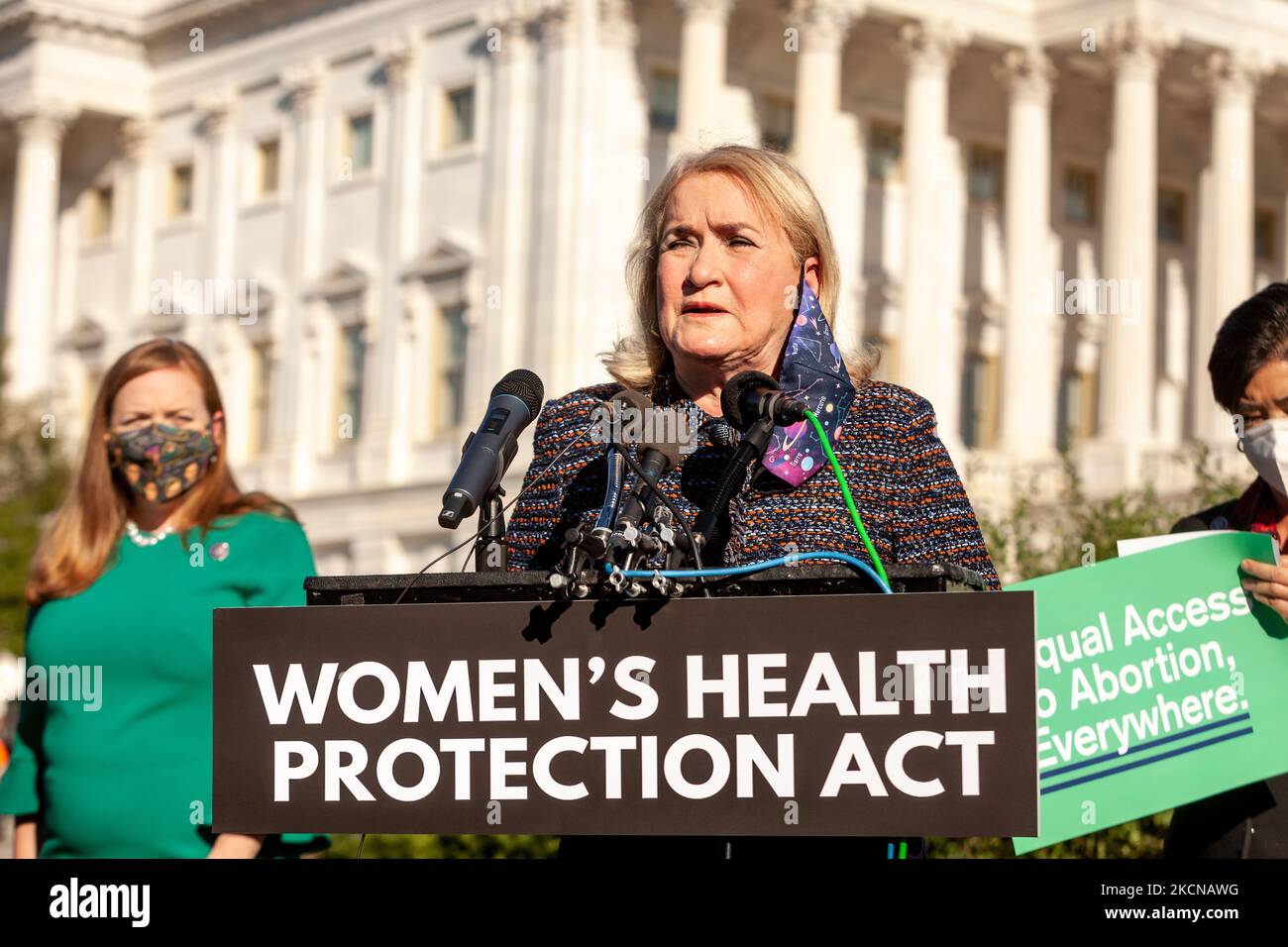 Sylvia Garcia (D-TX), membre du Congrès, prend la parole lors d'une conférence de presse avant le vote de la Chambre des représentants sur la loi sur la protection de la santé des femmes. La loi établit une garantie fédérale du droit de demander un avortement. Il codifierait effectivement la décision Roe c. Wade de la Cour suprême de 1973 selon laquelle les femmes ont droit à l'accès à l'avortement, ce qui éviterait l'inversion largement attendue de cette décision dans une affaire à venir impliquant des limites à l'avortement dans l'État de Missisppi. (Photo d'Allison Bailey/NurPhoto) Banque D'Images Sylvia Garcia (D-TX), membre du Congrès, prend la parole lors d'une conférence de presse avant le vote de la Chambre des représentants sur la loi sur la protection de la santé des femmes. La loi établit une garantie fédérale du droit de demander un avortement. Il codifierait effectivement la décision Roe c. Wade de la Cour suprême de 1973 selon laquelle les femmes ont droit à l'accès à l'avortement, ce qui éviterait l'inversion largement attendue de cette décision dans une affaire à venir impliquant des limites à l'avortement dans l'État de Missisppi. (Photo d'Allison Bailey/NurPhoto) Banque D'Images