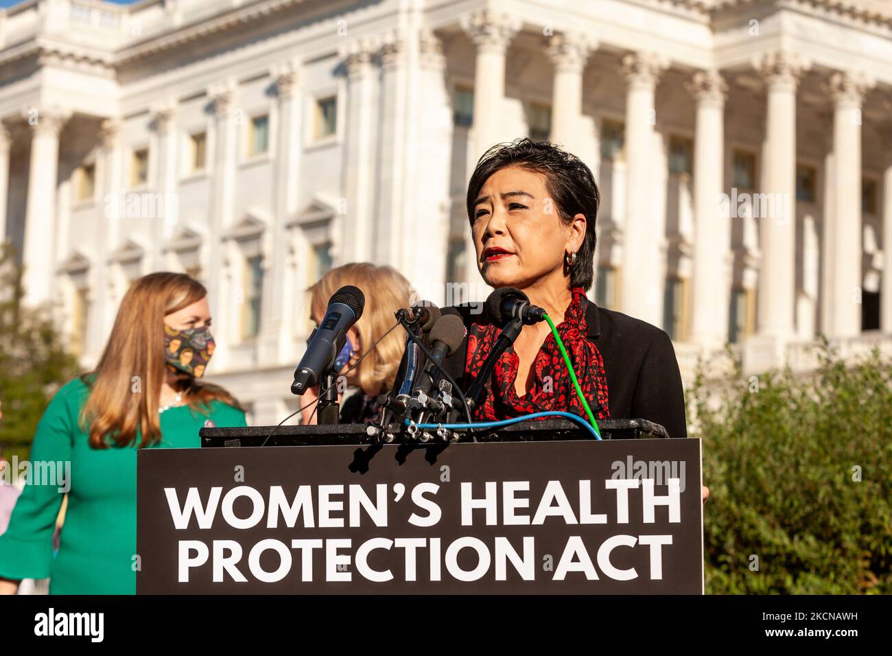 La congresseure Judy Chu (D-CA), auteure principale et commanditaire de la loi sur la protection de la santé des femmes, lors d'une conférence de presse avant le vote de la Chambre des représentants sur le projet de loi. La loi établit une garantie fédérale du droit de demander un avortement. Il codifierait effectivement la décision Roe c. Wade de la Cour suprême de 1973 selon laquelle les femmes ont droit à l'accès à l'avortement, ce qui éviterait l'inversion largement attendue de cette décision dans une affaire à venir impliquant des limites à l'avortement dans l'État de Missisppi. (Photo d'Allison Bailey/NurPhoto) Banque D'Images La congresseure Judy Chu (D-CA), auteure principale et commanditaire de la loi sur la protection de la santé des femmes, lors d'une conférence de presse avant le vote de la Chambre des représentants sur le projet de loi. La loi établit une garantie fédérale du droit de demander un avortement. Il codifierait effectivement la décision Roe c. Wade de la Cour suprême de 1973 selon laquelle les femmes ont droit à l'accès à l'avortement, ce qui éviterait l'inversion largement attendue de cette décision dans une affaire à venir impliquant des limites à l'avortement dans l'État de Missisppi. (Photo d'Allison Bailey/NurPhoto) Banque D'Images