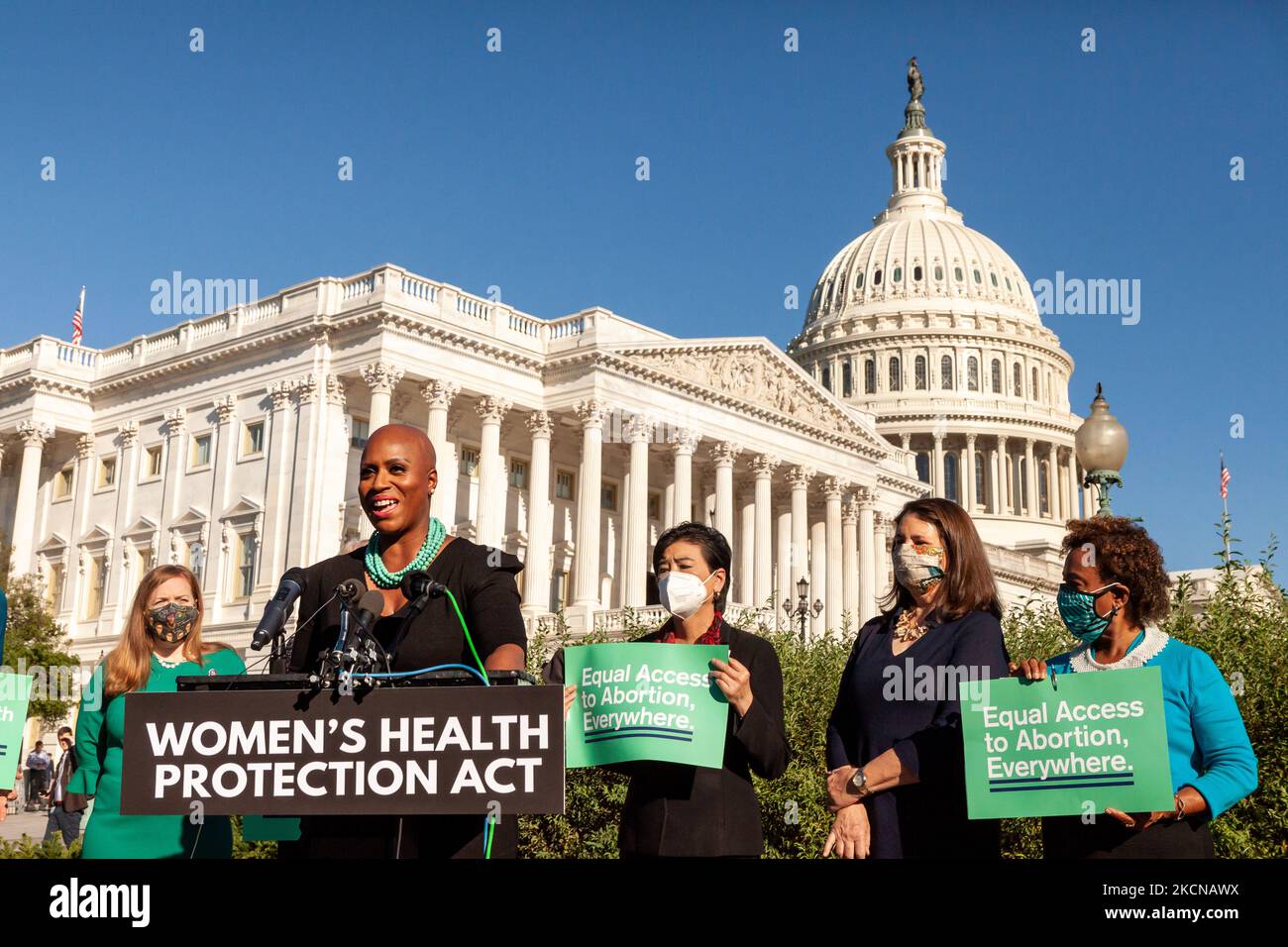 Le congressin Ayanna Pressley (D-ma) prend la parole lors d'une conférence de presse avant le vote de la Chambre des représentants sur la loi sur la protection de la santé des femmes. La loi établit une garantie fédérale du droit de demander un avortement. Il codifierait effectivement la décision Roe c. Wade de la Cour suprême de 1973 selon laquelle les femmes ont droit à l'accès à l'avortement, ce qui éviterait l'inversion largement attendue de cette décision dans une affaire à venir impliquant des limites à l'avortement dans l'État de Missisppi. De gauche à droite : Congresswomen Lizzie Fletcher (D-TX), Ayanna Pressley (au podium), Judy Chu (D-CA), Diana DeGett Banque D'Images Le congressin Ayanna Pressley (D-ma) prend la parole lors d'une conférence de presse avant le vote de la Chambre des représentants sur la loi sur la protection de la santé des femmes. La loi établit une garantie fédérale du droit de demander un avortement. Il codifierait effectivement la décision Roe c. Wade de la Cour suprême de 1973 selon laquelle les femmes ont droit à l'accès à l'avortement, ce qui éviterait l'inversion largement attendue de cette décision dans une affaire à venir impliquant des limites à l'avortement dans l'État de Missisppi. De gauche à droite : Congresswomen Lizzie Fletcher (D-TX), Ayanna Pressley (au podium), Judy Chu (D-CA), Diana DeGett Banque D'Images