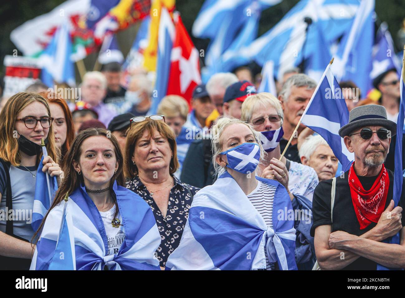 Les partisans écossais de l'indépendance défilés à Edimbourg lors d'une Marche de la bannière tout-en-un sur 25 septembre 2021 à Édimbourg, en Écosse. L'objectif des organisateurs est d'unifier les militants indépendants dans toute l'Écosse en organisant des marches et des rassemblements, ils ont précédemment organisé des rassemblements majeurs à Édimbourg, Dumfries et Dundee. (Photo par Ewan Bootman/NurPhoto) Banque D'Images
