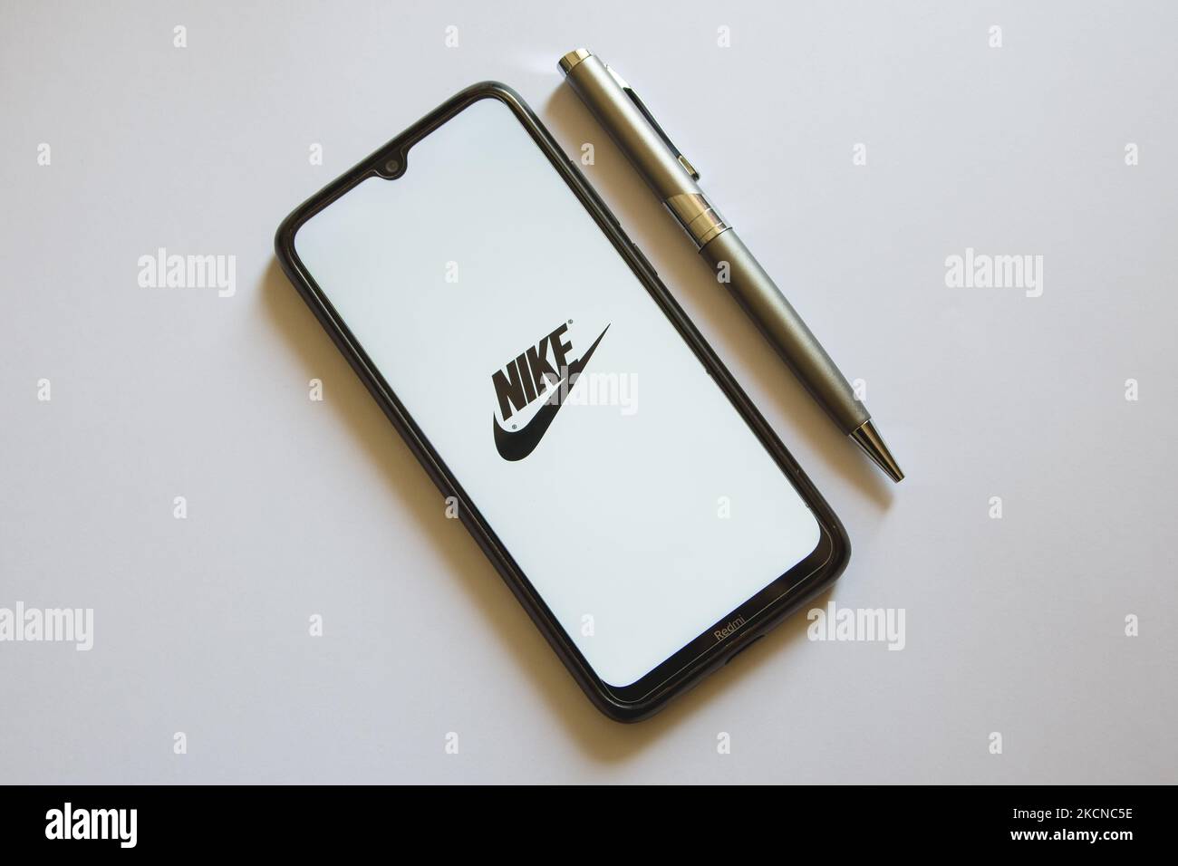 Sur cette photo, un logo Nike est affiché sur l'écran d'un smartphone et un crayon à Athènes, en Grèce, sur 25 septembre 2021. (Photo de Nikolas Kokovovlis/NurPhoto) Banque D'Images