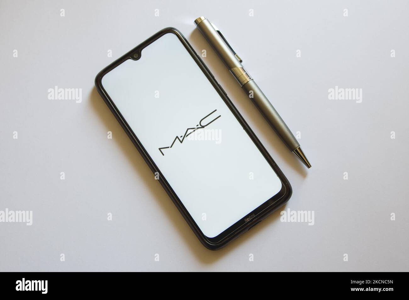 Dans cette illustration, un logo M.A.C est affiché sur l'écran d'un smartphone et un crayon à Athènes, en Grèce, sur 25 septembre 2021. (Photo de Nikolas Kokovovlis/NurPhoto) Banque D'Images