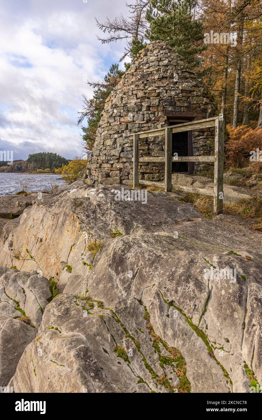 Sur le bord de l'eau de Kielder dans la forêt de Kielder est un appareil-photo obscura conçu par Chris Drury en 1996 appelé Wave Chamber. Banque D'Images