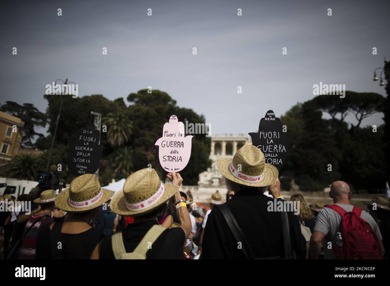 Les femmes appartenant au mouvement "femmes en noir" assistent à une manifestation appelée "Tull Quadze", qui signifie "toutes les femmes" en faveur des droits des femmes afghanes, organisée par des activistes des droits des femmes, à Rome, sur 25 septembre 2021 (photo de Christian Minelli/NurPhoto) Banque D'Images