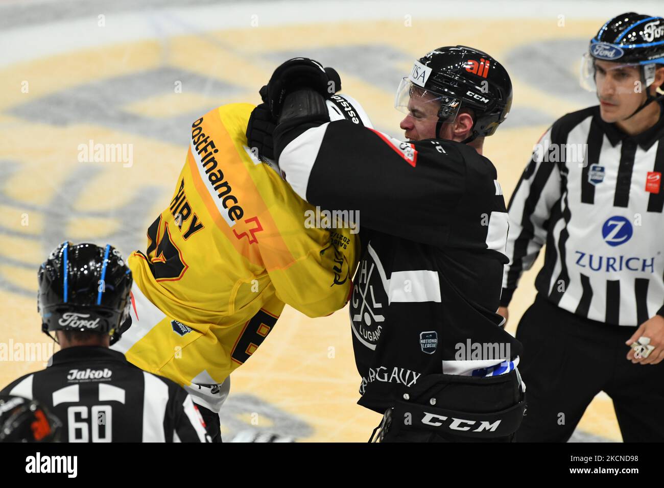 Thiry Thomas SC Berna et MIRCO MULLER Lugano Hockey HC Lugano vs. Saison 2021/2022 de la Ligue nationale SC Berna le 25 septembre 2021 à Corner Arena à Lugano, Swizzerland (photo de Fabio Averna/NurPhoto) Banque D'Images