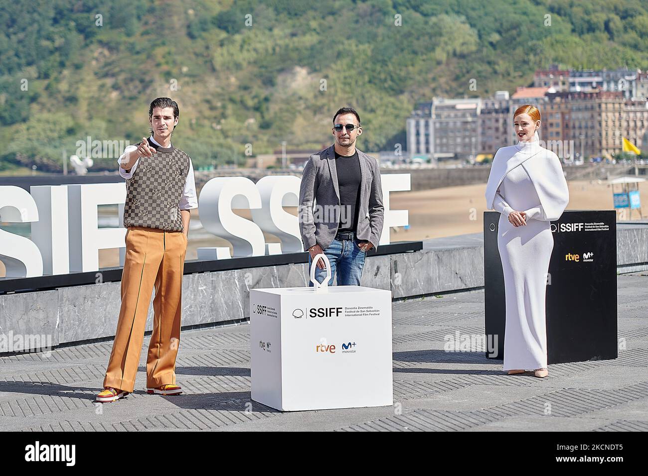 (G-D) Alvaro Mel, Alejandro Amenabar et Ana Polvorosa assistent au festival de la photo de la Fortuna 69th à San Sebastian, en Espagne, sur 24 septembre 2021. (Photo par Yurena Paniagua/COOLMedia/NurPhoto) Banque D'Images