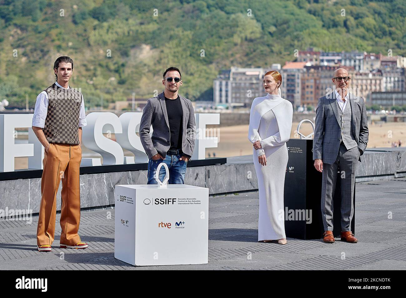 (G-D) Alvaro Mel, Alejandro Amenabar, Ana Polvorosa et Stanley Tucci assistent au festival de photographie de la Fortuna 69th à San Sebastian, en Espagne, sur 24 septembre 2021. (Photo par Yurena Paniagua/COOLMedia/NurPhoto) Banque D'Images