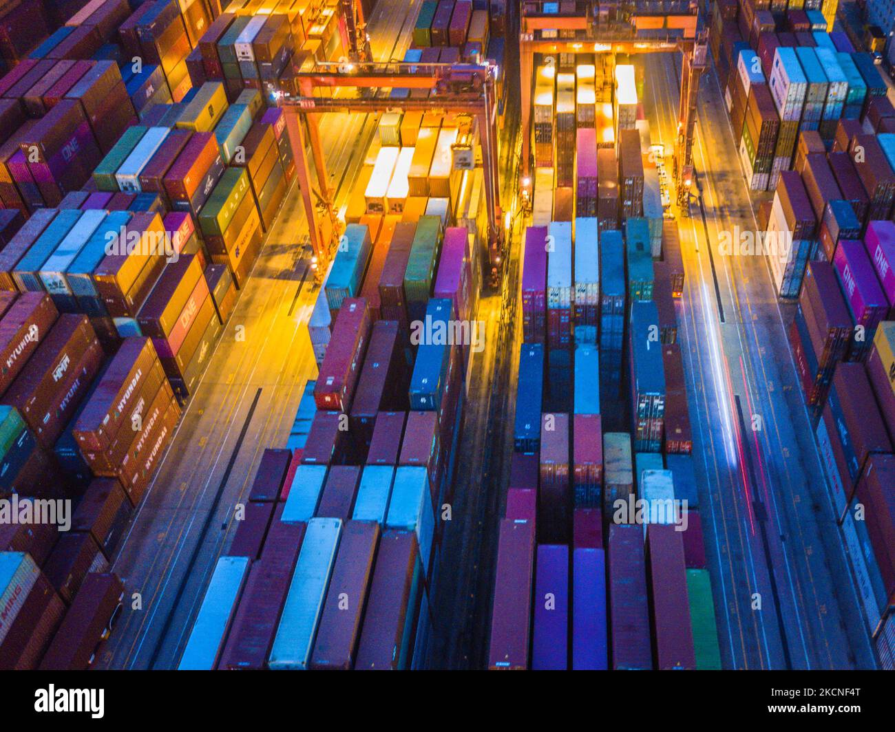 Vue du port de conteneurs de Kwai Chung, à Hong Kong, par drone à longue exposition. (Photo de Marc Fernandes/NurPhoto) Banque D'Images