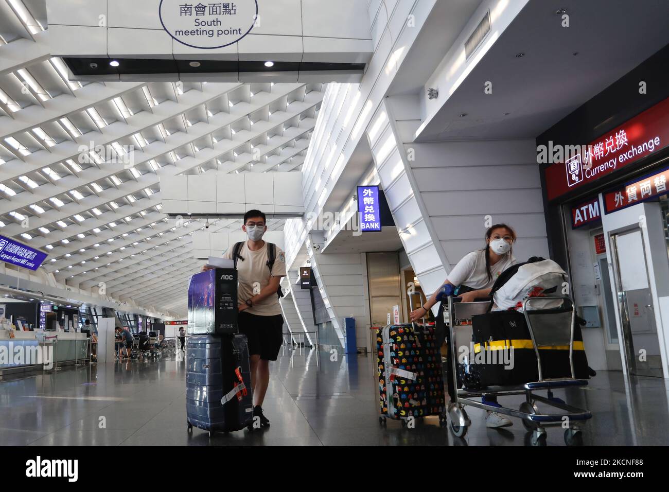 Les étudiants arrivant à l'étranger attendent un taxi pour se rendre aux hôtels de quarantaine, à l'aéroport international de Taoyuan, dans le cadre de la pandémie COVID-19, à Taoyuan, Taïwan, le 26 septembre 2021. Il y a des discussions mondiales sur la réouverture des frontières pour les voyages internationaux car des pays comme les États-Unis ou le Royaume-Uni augmentent leur taux d'immunité avec les vaccins AstraZeneca, Moderna, BionTech et Medicean, tandis que certains endroits ont mis en place des systèmes de bulles de voyage ou des systèmes sans quarantaine comme le Royaume-Uni et Singapour. (Photo de CEng Shou Yi/NurPhoto) Banque D'Images