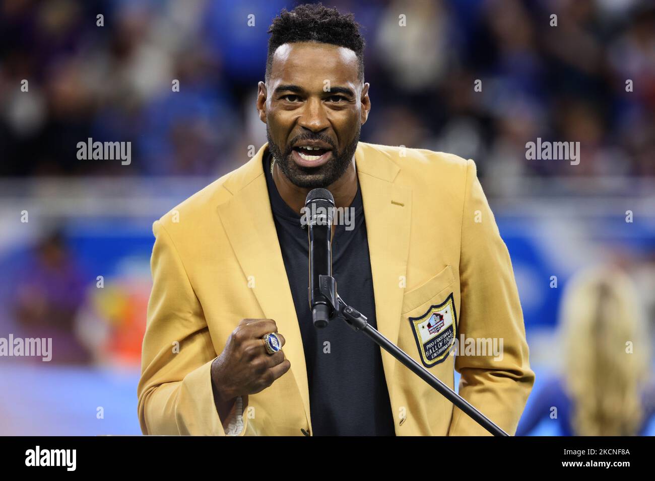 L'ancien receveur de l'ensemble des Lions de Detroit, Calvin Johnson, Jr., « Megatron », parle après avoir reçu son anneau du Temple de la renommée lors d'un match de football de la NFL entre les Lions de Detroit et les Ravens de Baltimore à Detroit, Michigan, États-Unis, le dimanche, 26 septembre 2021. (Photo par Amy Lemus/NurPhoto) Banque D'Images
