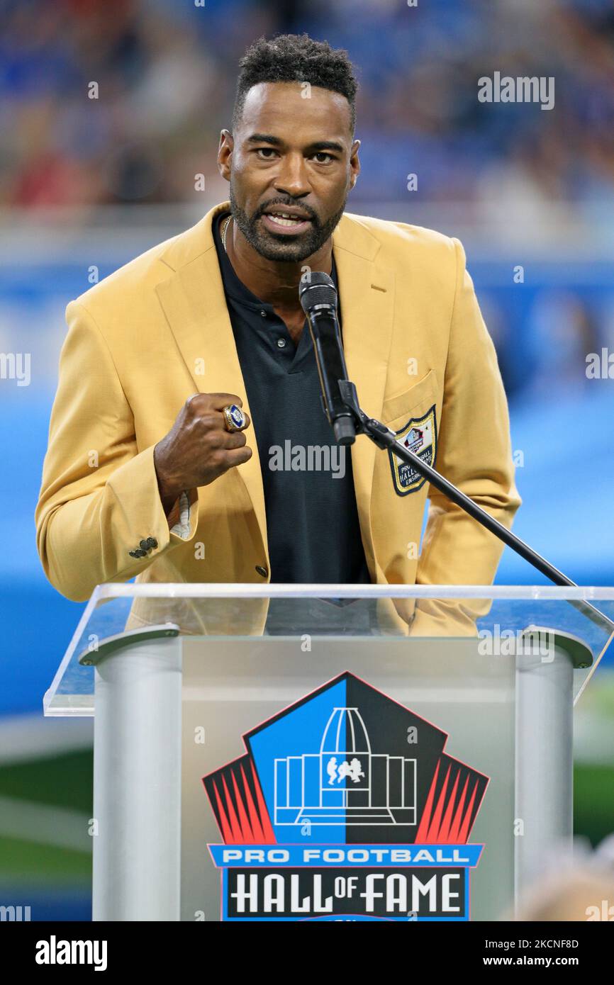 Calvin Johnson, ancien grand receveur des Lions de Detroit, membre du Pro football Hall of Fame (R), reçoit son anneau du Temple de la renommée lors de la première partie d'un match de football de la NFL entre les Baltimore Ravens et les Detroit Lions à Detroit, Michigan, États-Unis, dimanche, 26 septembre, 2021. (Photo de Jorge Lemus/NurPhoto) Banque D'Images