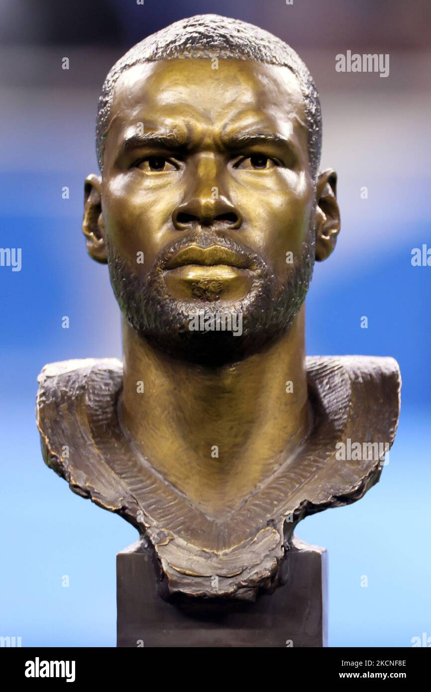 Le buste de l’ancien receveur de la grande équipe des Detroit Lions, Calvin Johnson, Jr., « Megatron », est exposé lors d’une cérémonie spéciale en l’honneur de l’initiation de Calvin Johnson Jr. Au Hall of Fame pendant la mi-temps d’un match de football de la NFL entre les Detroit Lions et les Baltimore Ravens à Detroit, Michigan, aux États-Unis, dimanche, 26 septembre 2021. (Photo par Amy Lemus/NurPhoto) Banque D'Images